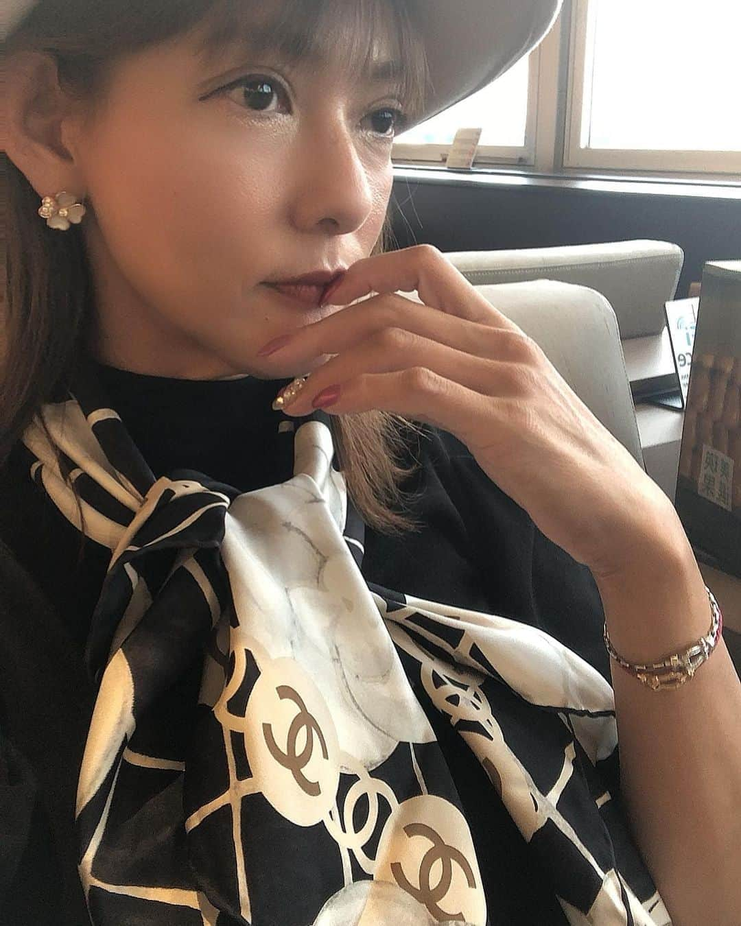 箕輪玖美さんのインスタグラム写真 - (箕輪玖美Instagram)「一目惚れのスカーフと帰京✈️  #北海道好きな人と繋がりたい  #飛行機好きな人と繋がりたい  #今回は青組 #シャネル #chanel  #fred  #vancleefarpels  #hokkaido  #国内旅行  #アラフィフコーデ  #モデル #箕輪玖美」10月3日 9時03分 - kumi.111