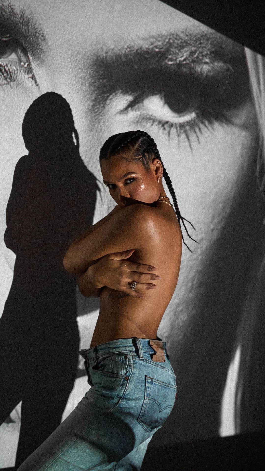 cassieのインスタグラム：「A film by @solmazsaberi  Makeup @rokaelbeauty  Hair @tigerbahmb Words by Me」