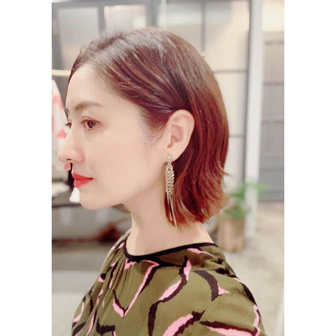 田澤友子のインスタグラム：「.. 満月にバッサリ🌕。 . さぁ、新たな挑戦を始めますか。 . . @muselab._  @moe_muselab._  . . #newhair  #newhaircolor  #newhairstyle  #ボブ  #タザワトモコ  #田澤友子  #一つ結びからの脱却 #いつまで続くかな」