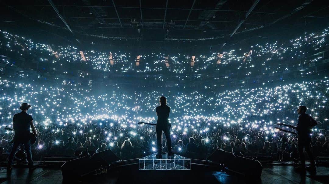 キース・アーバンのインスタグラム：「Two words: THANK YOU !!! It’s been a wild couple of weeks. A @peopleschoice nomination for Country Artist of 2020, and a @cmt Video of the Year nomination for “Polaroid” in addition to all of the support you’ve been showing for the new album and One Too Many?! I’m loving getting to see what songs you’re all connecting with the most and again cannot thank you all enough. It truly means the world !!!! I am praying for the day that we can all be together again IN PERSON IN CONCERT !!!! Miss you all. Love Keith」