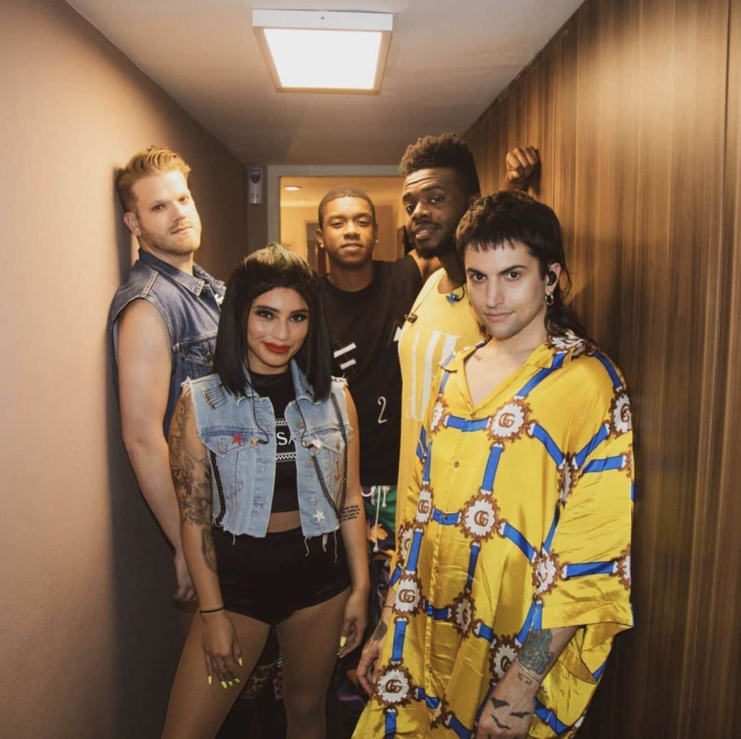 ペンタトニックスさんのインスタグラム写真 - (ペンタトニックスInstagram)「Hangin' in hallways. #FBF #PTXTheWorldTour」10月3日 9時04分 - ptxofficial