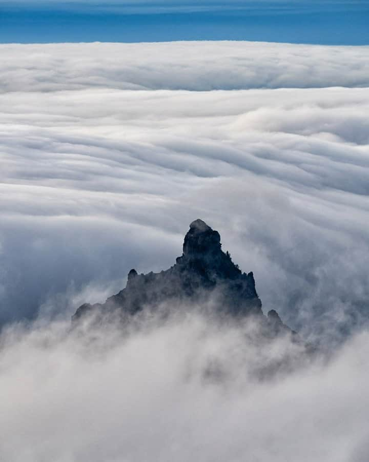 National Geographic Travelさんのインスタグラム写真 - (National Geographic TravelInstagram)「Photo by @stephen_matera / Low clouds hover around the Central Cascades at sunset. Because of their proximity to the Pacific Ocean and Puget Sound, low clouds like these are common on the west slope of the Cascade Range. As the evening wears on, the air cools and the clouds will often sink into the valleys, allowing the higher peaks to rise above.  Follow me @stephen_matera for more images like this from Washington and around the world. #centralcascades #washington #marinelayer」10月3日 9時04分 - natgeotravel