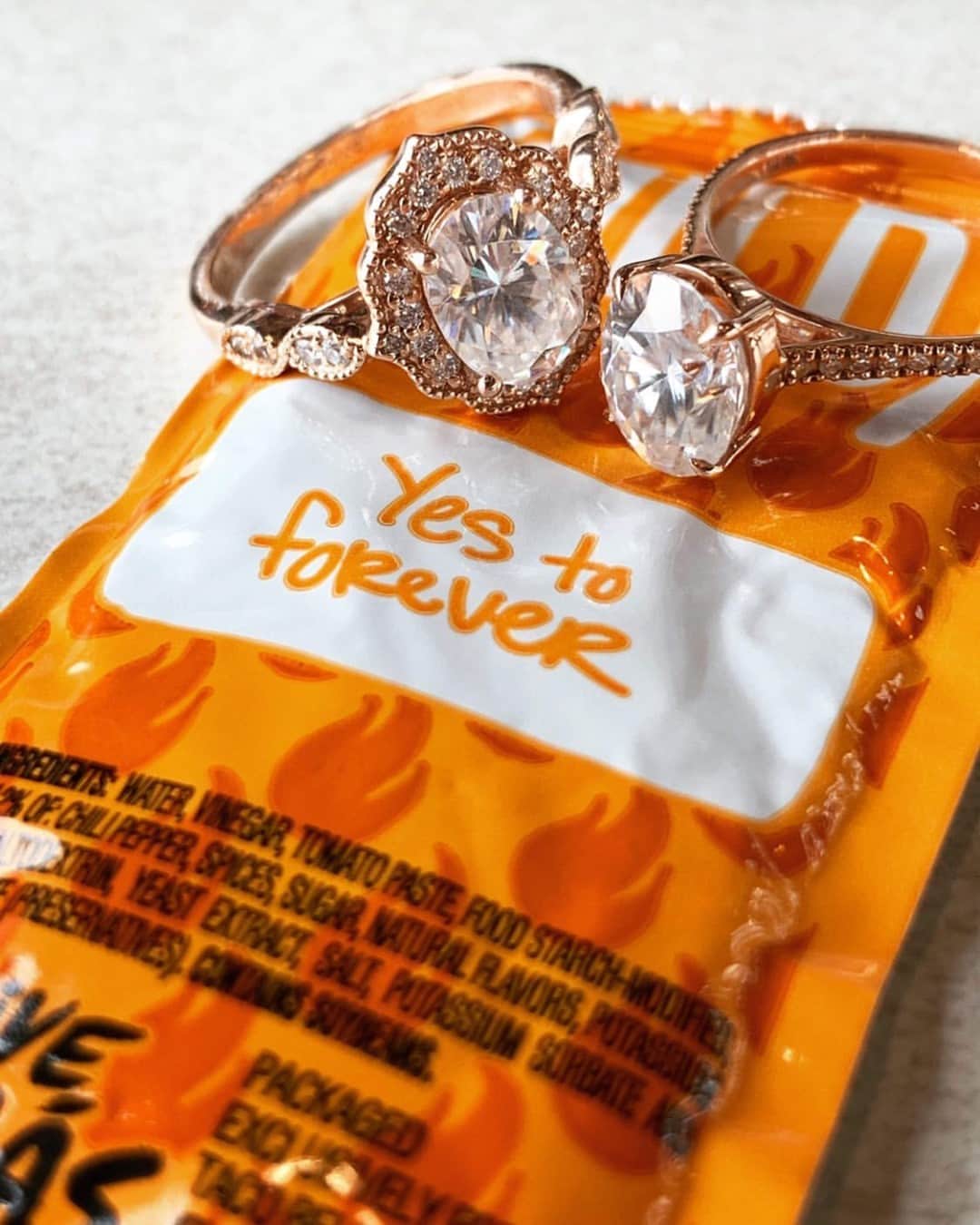 Taco Bellのインスタグラム：「The secret sauce to a lasting relationship.」