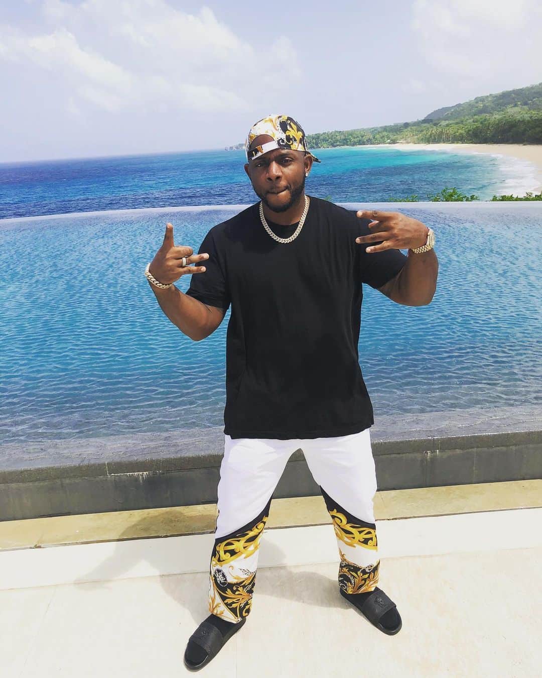マック・メインのインスタグラム：「First vacation in 7 years!!! Definitely reset and recharged my matrix! PS to all y’all texting and emailing knowing where I’m @ with it I’m definitely reciprocating that same energy when y’all on vacation!!! 😅😅😂😂😈😈😈#Love🖤 #ImLikeDat」