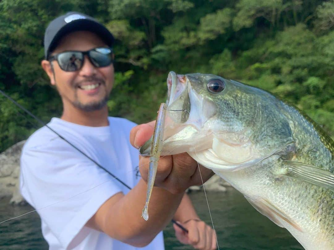 金森隆志さんのインスタグラム写真 - (金森隆志Instagram)「昨日のオカとのTEST釣行は超絶食わせのスピニング使用のファンタスティック？なるモノのTESTでした。ワカサギやシラウオなどの弱い系のベイトフィッシュを意識したワームです✌️微波動なジャンルのワームだけに調整がとにかく繊細で難儀してましたが…ここに来て超絶食わせワームに化けてました👏✨ 結果、いろいろなモノを投げたけど釣れたのはこのワームだけ👋 互いに釣りに釣りまくって1人20本づつ分け合って使っていたワームは最後には2本になってました😅かなり手応えの強いワームが出来ています💪」10月3日 9時20分 - kanamori_raidjapan