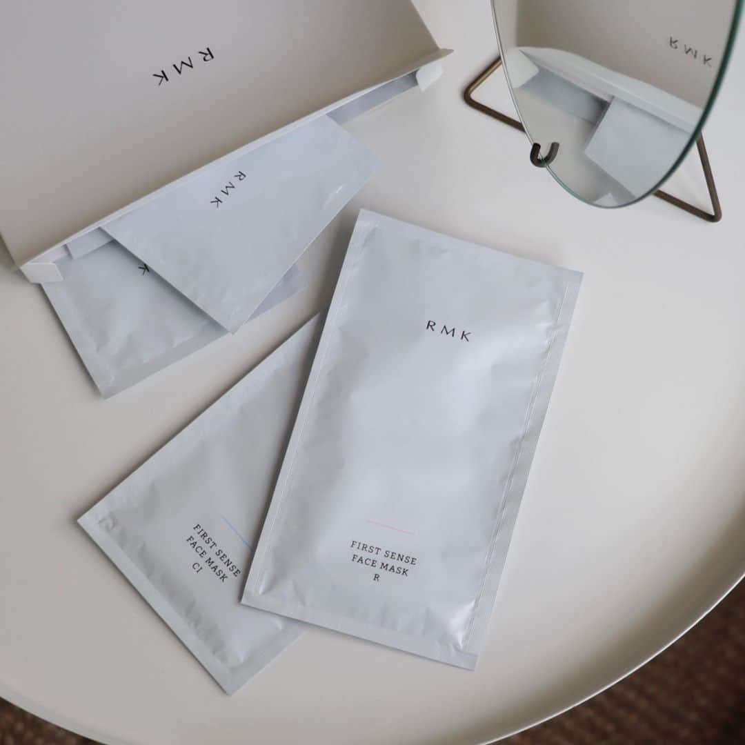のインスタグラム：「. . RMKの数量限定フェイスマスク @rmkofficial  メイク前用のCIと、就寝前ケアのRの2種類セット🙌 . . CIはさっぱりしたローションでグングンお肌に浸透。 艶を与えてくれるので化粧ノリも良くなります☀️ . . Rはとろみのあるローションでリッチな使い心地。 しっかりと保湿してくれるので朝まで乾燥知らずでした☺️ . . そして何よりも一番気に入っているのはマスクのフィット力！！ 左右につまみがあるので広げやすく、切り込みが入っているので目元や小鼻、法令線にもぴたっりフィットします✨ マスクによってはケアしたい部分(とくに目元や小鼻) に隙間が出来てしまうことがあるのでこれには感動〜👏 . . 合わないフェイスマスクだとピリピリしてしまう事もあるのですが、RMKは刺激を感じる事なく安心して使用できました🌿 (ここも私にとっては重要なポイント！) . . . . #rmk #ファーストセンスフェイスマスク #フェイスマスク #skincare #スキンケア #kuronecosme」