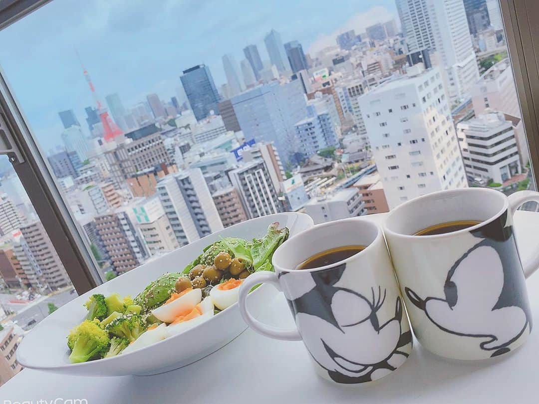 横町ももこさんのインスタグラム写真 - (横町ももこInstagram)「💖 . 💍いきマリ生活の思い出💍 朝は起きるといつもヨウタさんがバターコーヒーとサラダを作ってくれて、 2人で眺めのいいベランダでゆっくり過ごしました🥗💕 . バターコーヒー、はじめは慣れなかったけど毎日飲むうちにハマって 今でも習慣になってます☕️✨ . でもやっぱりヨウタさんの作るバターコーヒーが一番だなぁ…😌 . . #いきマリ生活 #バターコーヒー #コーヒーとサラダから始まる朝  #至福の時間 #happy#salad#coffee#coffeetime #buttercoffee  #いきなりマリッジ4 #いきなりマリッジ #いきマリ #AbemaTV #アベマTV #恋愛リアリティーショー #交際0日婚 #結婚 #婚活 #婚活バラエティー#仮想夫婦#アメブロ #こじらせアラサー令嬢 #こじらせアラサー #アラサー女子 #レースクイーン #モデル #横町ももこ #ヨウタモモコ」10月3日 9時15分 - momochadayo
