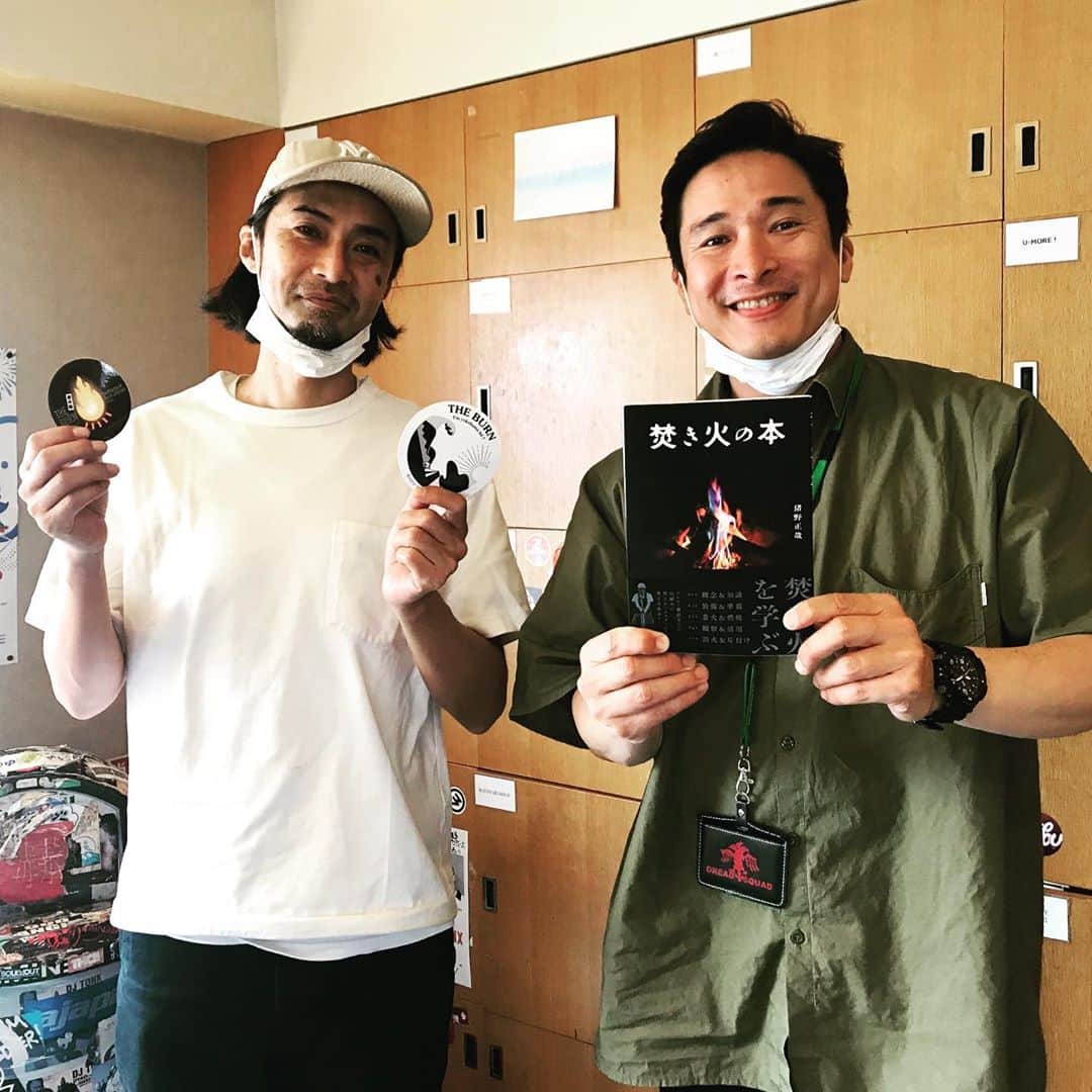 井手大介のインスタグラム：「1998年頃のメンズノンノを読んだことがある人はこの共演を見ていたかもしれない。25年ぶりの共演！？　#theburn847 焚き火マイスター猪野正哉登場！ @inomushi75 猪野君の書いた「焚き火の本」買って読むべし。」