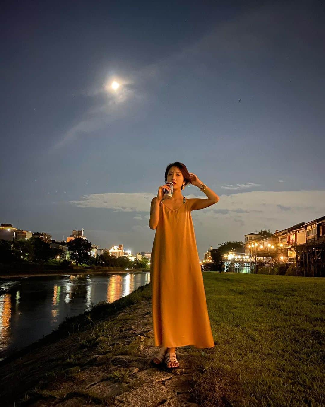 渡辺由布子さんのインスタグラム写真 - (渡辺由布子Instagram)「🌕  Fullmoon Night  京都の川床で、 チューハイ片手に愛でた月も見事だったけれど、 キャンプ場の暗闇の中で観た満月は格別だった。  今宵も月がきれいだ。  #中秋の名月 #iphone11pro  #HelloOctober   📍 #KAMOGAWA #KYOTO #🇯🇵」10月3日 9時30分 - watanabe_yuko