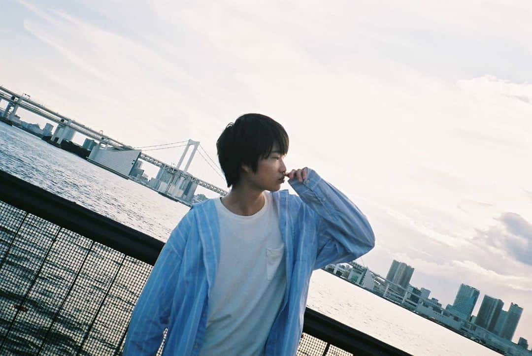 外山将平のインスタグラム：「photo by @onimarusakiho  #ノーセット  #おはよう#goodmorning #photooftheday#photography#photo#camera#portrait#actor#model#fashion#coded#外山将平#役者#俳優#fashion#カメラ好きな人と繋がりたい#camera#今日の外山#ootd#instagood#instalik#film#filmcamera#写真#撮影#カメラ#ポートレート#ファインダー越しの私の世界 #マーチン男子#autumn」