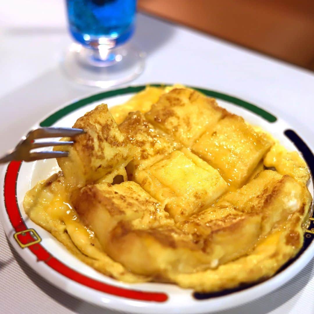 きょん。さんのインスタグラム写真 - (きょん。Instagram)「.  .  喫茶まりも  どう見ても 食卓に登場しそうな 卵焼き。  だけどお味は しっかりと フレンチトースト。  クリームソーダと 合わせて食べても 甘くなりすぎない 優しい卵風味🤤  adress: 大阪府大阪市北区黒崎町3-21  #喫茶まりも #coffee#breakfast#osaka」10月3日 9時26分 - kyon_tokiiro