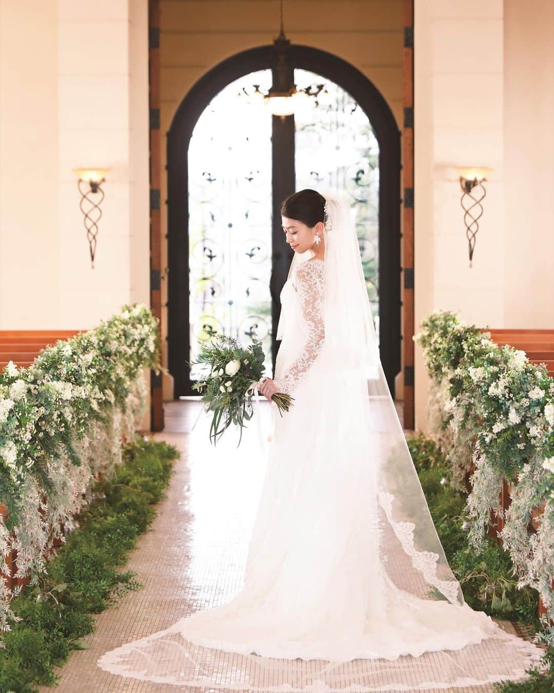 金沢結婚式 ヴィラグランディス金沢のインスタグラム：「@villagrandis_kanazawa   “切ないほどに美しい” 花嫁様しか出せないそんな美しさを  【#ヴィラ嫁　#ヴィラファミリー】  ●プレ花さん　 ●卒花さん　 ●ヴィラグランディスと出逢って下さった皆様  #ヴィラ嫁 #ヴィラファミリー @villagrandis_kanazawa   で最幸の想い出を共有しましょう🌿  ヴィラグランディスを応援し想って下さる皆様のファミリーとして当日だけではなくこれからも人生を一緒にお祝いしていけますように🥂」