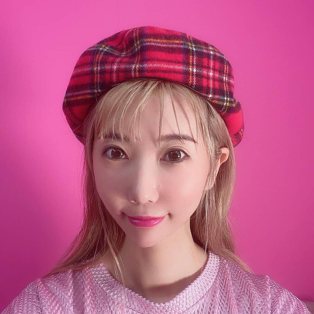りんか社長のインスタグラム：「少し寒くなって空気がきれいになった気がしてめちゃくちゃいい季節になってきました✨ 最近よくパー子さん？って言われて、パー子さんについて調べてたら、ずっと写真撮っててピンクで声高く笑って、ちょっと頭おかしい…ってまんま私で笑いました。笑  芸能界って、パー子さんや、ピーコさん、ぷぅ、ぺえ、って不思議な擬音語の名前の人多くないですか？笑笑  ポー子っているのかな。。  #金髪 #チェックの帽子 #帽子コーデ  #pink #ピンク」