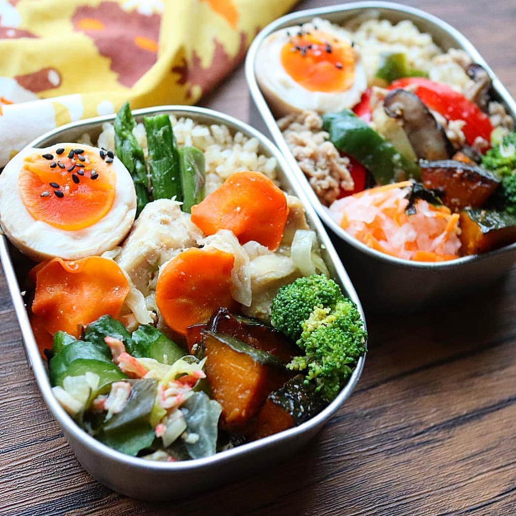 yukirichi119のインスタグラム：「2020/10/03(土) #2020ゆきりち弁当 ＊ おはよっすー🖐 昨日載っけそびれたお弁当🍱 今週は夫婦べんとーでした😀 今回は、青山すこやか本舗 @style_deli さんの ｢STYLE DELI  #スタイルデリ ｣✨ パーソナルトレーナーと管理栄養士が監修した 高タンパク質・低糖質・低カロリーの冷食ミールをつめました。 ＊ メインはそれぞれ ガリバタチキンとポークジンジャー◯𓇋 玄米と付け合わせの野菜のセット。 気になったら➡ @style_deli さんへ💕 ＊ お弁当箱⇒360㎖ プラス作り置きから… ●ごま酢サラダ、紅白なます ●おかか味玉(→1冊目の著書にレシピあり✨) ●ブロッコリーの海苔胡麻和え ●かぼちゃの炒め焼き ＊ 紅白なますの上に ごま酢サラダのワカメがポトっと落ちてる😂😂😂 撮ってる時に気づけよってな。 ＊ 😀⬇ゆきりち。著書📕 ①冊目、お弁当ダイエットのレシピ本 ②冊目、サラダとお肉のダイエットレシピ本 どちらもプロフ( @yukirichi119 )のリンクから Amazonに飛べます📖 --------------------------------------------------- #青山すこやか本舗 #styledeli #PR #野菜たっぷり #ゆる糖質制限 #作り置き #常備菜 #ゆきりち #工房アイザワ #昼食 #diet #お弁当 #弁当 #健康 #食べて痩せる #bento #夫婦弁当 #lunchbox #昼ごはん #Japanesefood #ガリバタチキン #ポークジンジャー #手抜き弁当 #ダイエット #ふたり暮らし #発酵食品 #玄米 #ゆる糖質オフ」