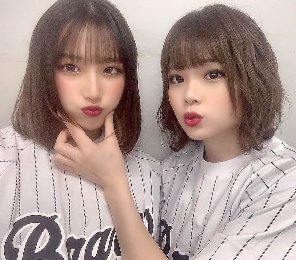 のインスタグラム：「﻿ ﻿ ﻿ Good morning ☀️🌈＂﻿  なちゅ（NATSU）に むぎゅうーってされてるやつ🥺 ﻿  ﻿ 今日からの10/3(土)、10/4(日) は﻿ 「Bsオリ姫デー2020 supported by FWD富士生命」﻿ ﻿ バファローベル＆BsGirlsスペシャルライブを公式YouTube「BsTV」にて生配信します🥺✨﻿ ﻿ ﻿ 10月3日（土）12:40～﻿ ﻿ 10月4日（日）11:40～﻿ ﻿ 皆様きてくださいね🤤＂﻿ ﻿ ﻿ そして、試合終了30分後〜﻿ BsGirlsオンラインサイン会がありますっ！﻿ ﻿ ﻿ 今日も1日よろしくお願いいたしますっ！﻿ ﻿ ﻿ ﻿ ﻿ 私は空腹が限界を迎えかけています。﻿ ﻿ 最近お腹減りながら寝て﻿ お腹減りすぎて早起きと言う﻿ ルーティーンになっています。﻿ ﻿ ﻿ ﻿ 夜中お腹空くのやめてほしいです🙈♩﻿ ﻿ ﻿ ﻿ ﻿  #Bs2020 #buffaloes #ORIX #bsgirls #moeka_357 #moeka #bsg #orixbuffaloes #얼짱 #좋아요그램 #일상 #패션 #코디 #일상룩 #赞 #粉我 #漂亮 #얼짱 #셀피 #한국여행 #オルチャン #얼스타그램　#카페스타그램  #ハイトーンヘア #韓国メイク #韓国ヘアー #オルチャンメイク  #おしゃれさんと繋がりたい #切りっぱなしボブ #オルチャンヘア #タンバルモリ」