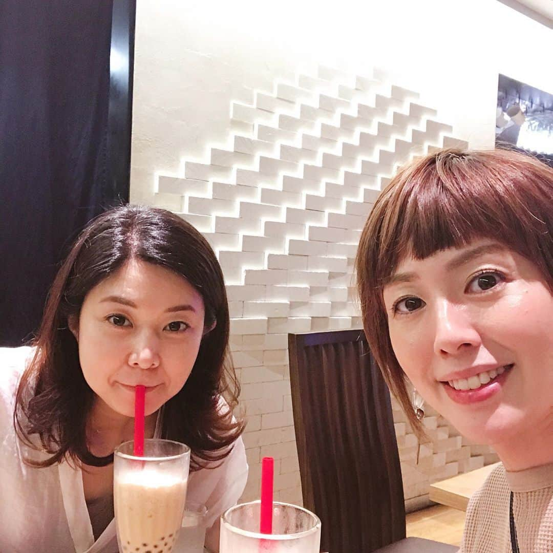 秋本ゆかりさんのインスタグラム写真 - (秋本ゆかりInstagram)「ずーーーっと会えなくて😭先日、心友にやっと会えた❤️ いっぱいいっぱいパワーもらって充電完了👍  そして！そんな私の友、和ちゃんがなんと！！！！ rkb「タダイマ！」のスポーツコーナーに登場するよ🤩 毎週木曜になるのかな？！ 同じ日じゃないのは残念だけど、友と同じ番組に携われるなんて感慨深いな😌  10年以上ソフトバンクホークスのオフィシャルリポーターをしている頑張り屋の和ちゃんだからこそ、選手が心許している和ちゃんだからこそのエピソードや映像が登場するよー👏👏こちらもご期待下さい😳お楽しみに⚾️✨  .  #rkb#タダイマ #ホークス今日のイチオシ #ソフトバンクホークス#オフィシャルリポーター #加藤和子#自慢の友」10月3日 9時37分 - akimoto_yukari