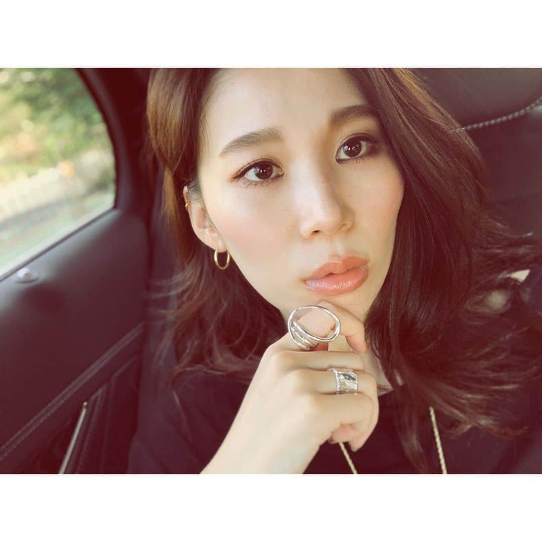 liiiiche23のインスタグラム：「・﻿ ・﻿ 久々のセルフィー🤣 ここ数年ずっと長い前髪…﻿ （また）韓国ドラマの影響で笑﻿ ちょっとだけ切りたい衝動にかられている…﻿ ﻿ ゴールドのフープピアスは﻿ 母から譲り受けたもの💎﻿ 軽い金属アレルギーなので、﻿ メッキは長時間つけられなくて、﻿ 最近はずっとこればっかりつけてます🧸﻿ ・﻿ ・﻿ ﻿#accessory #accessories #piace #ring #charlottechesnais #シャルロットシェネ #pluie #pluiehair #pluietokyo #シルバーアクセサリー #silveraccessory #セルフィー」