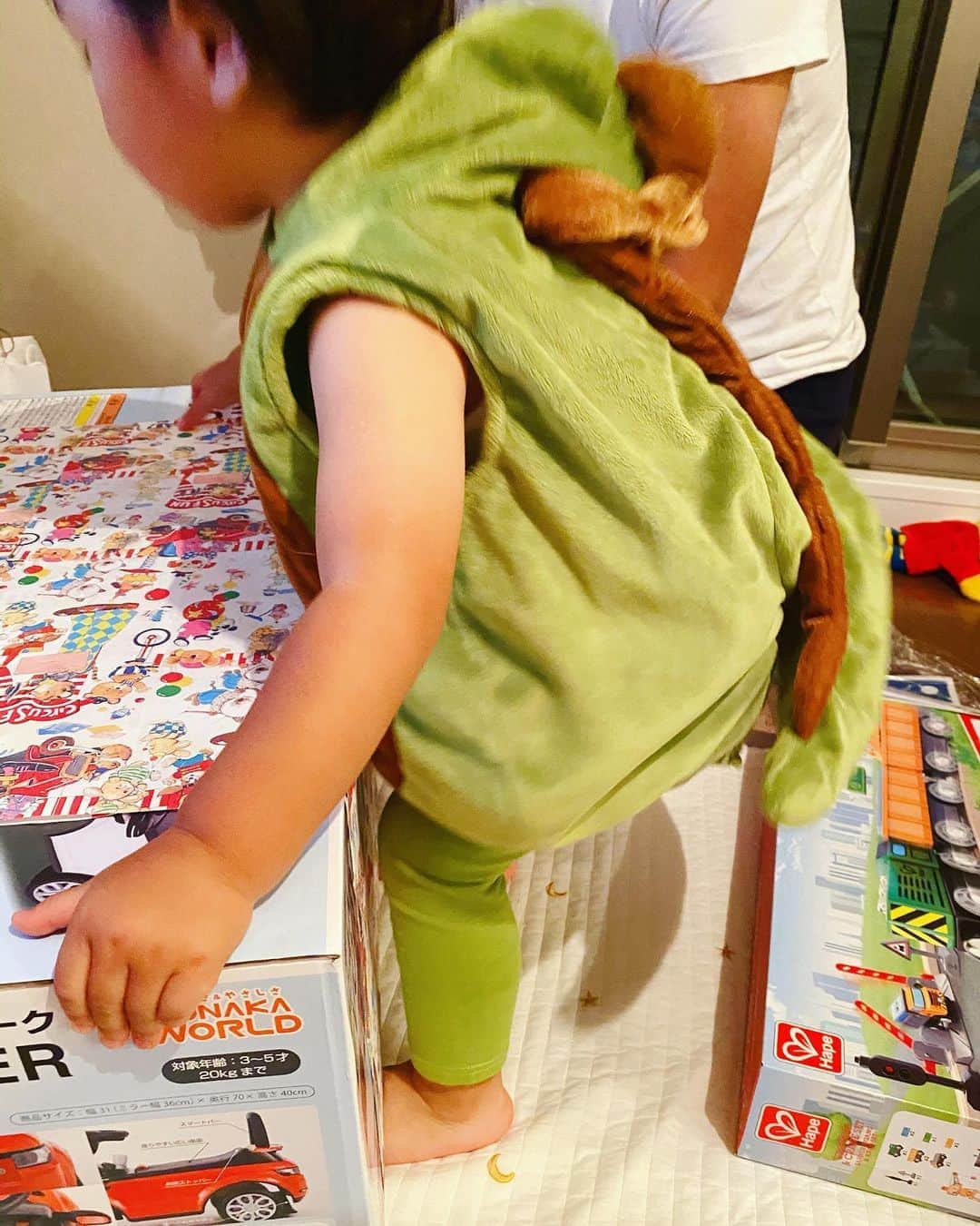 松本亜希さんのインスタグラム写真 - (松本亜希Instagram)「・ ᕱ ꅵ︎ ᕱ ꅵ︎ ᕱ ꅵ︎ ᕱ ꅵ︎ ᕱ ꅵ︎ ᕱ ꅵ︎ ᕱ ꅵ︎ ᕱ ꅵ︎ ᕱ ꅵ︎  🎂2ɴᴅ ʙɪʀᴛʜᴅᴀʏ﻿  10/1で息子が無事に2歳になりました👦🏻🎉﻿   ᕱ ꅵ︎ ᕱ ꅵ︎ ᕱ ꅵ︎ ᕱ ꅵ︎ ᕱ ꅵ︎ ᕱ ꅵ︎ ᕱ ꅵ︎ ᕱ ꅵ︎ ᕱ ꅵ︎  2歳のお誕生日のテーマは 最近息子が好きな『恐竜』🦕🦖に♡ ﻿恐竜に大興奮してくれて、両家、大好きな人達からのたくさんのプレゼントにも目をまん丸にして喜んでた🥺 ﻿大人はとにかくあの手この手を使って写真を残すのに必死🤣 ・ ・ 1歳からの1年は、0歳から1歳までの1年よりもまたうんと早く感じました。 歩けるようになって、走れるようになって、、 単語がわかるようになって、喋れるようになって、、 少しずつ意思疎通ができるようになって、、 振り返ってみると1歳半からの成長がすごかったようにおもう。 それと共に、本当に本当に可愛くて可愛くてたまらない。 2歳〜3歳の1年はもっと喋れるようになってしっかり意思疎通ができるようになっていくのかと思うと楽しみで仕方がない♡ ・ とにかく食べることが大好きで、大きな身体だけどシャイで甘えたな僕。 音楽にのって身体を動かすことが大好きで、虫や動物、植物、魚などとにかく生き物が大好き。 寝る時は絶対に私と一緒じゃないとダメな僕。 嫌なことがあるとギャァァァァと癇癪主張する僕。 全部全部おかんが受け止めたる‼️ ・ 今年もまた1年、一緒に笑ったり泣いたりして成長していこうねー♡ たくさんの"小さな幸せ"を一緒に見つけていきたいと思います。 ・ 皆様、いつも見守ってくださってありがとうございます😊無事に2歳も迎えれました〜🎉❤️❤️ また1年親子共々見守ってもらえたら嬉しいです♡♡ 朝から暑苦しい長々ポストすんません🤣💕 _________________________________________ #happy2ndbirthday #2歳 #2歳誕生日 #2ndbirthday #love #息子 #10月生まれ #男の子ママ #aki_mamalife」10月3日 9時47分 - m_akiron