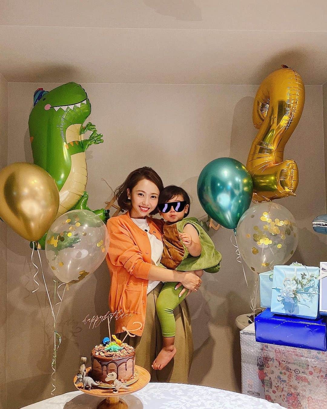 松本亜希さんのインスタグラム写真 - (松本亜希Instagram)「・ ᕱ ꅵ︎ ᕱ ꅵ︎ ᕱ ꅵ︎ ᕱ ꅵ︎ ᕱ ꅵ︎ ᕱ ꅵ︎ ᕱ ꅵ︎ ᕱ ꅵ︎ ᕱ ꅵ︎  🎂2ɴᴅ ʙɪʀᴛʜᴅᴀʏ﻿  10/1で息子が無事に2歳になりました👦🏻🎉﻿   ᕱ ꅵ︎ ᕱ ꅵ︎ ᕱ ꅵ︎ ᕱ ꅵ︎ ᕱ ꅵ︎ ᕱ ꅵ︎ ᕱ ꅵ︎ ᕱ ꅵ︎ ᕱ ꅵ︎  2歳のお誕生日のテーマは 最近息子が好きな『恐竜』🦕🦖に♡ ﻿恐竜に大興奮してくれて、両家、大好きな人達からのたくさんのプレゼントにも目をまん丸にして喜んでた🥺 ﻿大人はとにかくあの手この手を使って写真を残すのに必死🤣 ・ ・ 1歳からの1年は、0歳から1歳までの1年よりもまたうんと早く感じました。 歩けるようになって、走れるようになって、、 単語がわかるようになって、喋れるようになって、、 少しずつ意思疎通ができるようになって、、 振り返ってみると1歳半からの成長がすごかったようにおもう。 それと共に、本当に本当に可愛くて可愛くてたまらない。 2歳〜3歳の1年はもっと喋れるようになってしっかり意思疎通ができるようになっていくのかと思うと楽しみで仕方がない♡ ・ とにかく食べることが大好きで、大きな身体だけどシャイで甘えたな僕。 音楽にのって身体を動かすことが大好きで、虫や動物、植物、魚などとにかく生き物が大好き。 寝る時は絶対に私と一緒じゃないとダメな僕。 嫌なことがあるとギャァァァァと癇癪主張する僕。 全部全部おかんが受け止めたる‼️ ・ 今年もまた1年、一緒に笑ったり泣いたりして成長していこうねー♡ たくさんの"小さな幸せ"を一緒に見つけていきたいと思います。 ・ 皆様、いつも見守ってくださってありがとうございます😊無事に2歳も迎えれました〜🎉❤️❤️ また1年親子共々見守ってもらえたら嬉しいです♡♡ 朝から暑苦しい長々ポストすんません🤣💕 _________________________________________ #happy2ndbirthday #2歳 #2歳誕生日 #2ndbirthday #love #息子 #10月生まれ #男の子ママ #aki_mamalife」10月3日 9時47分 - m_akiron