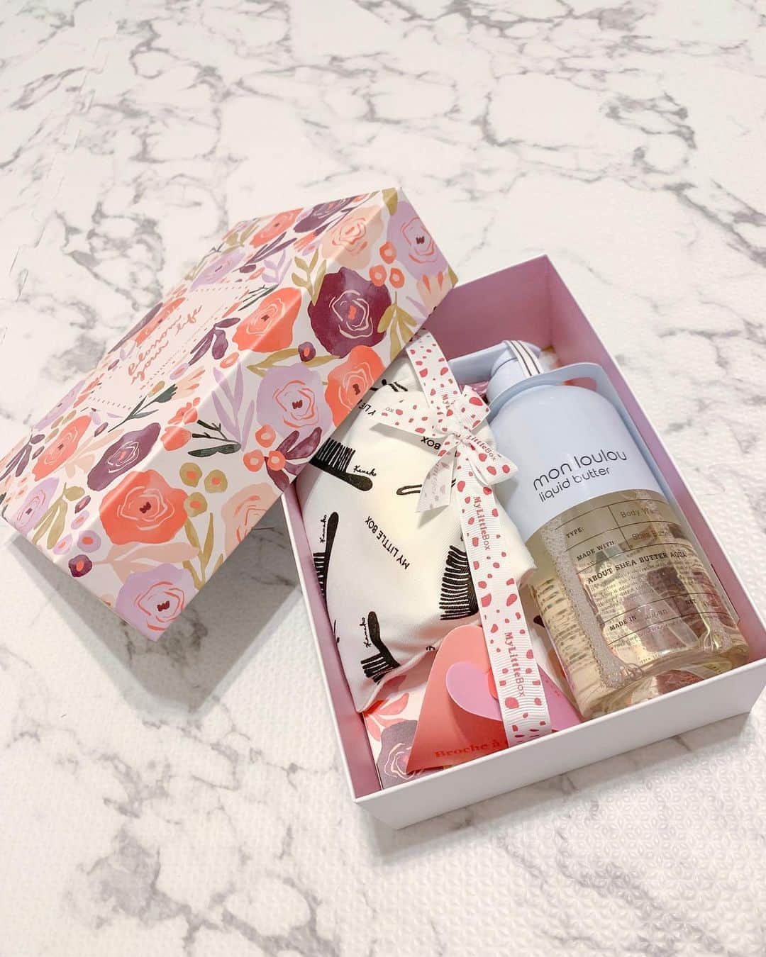 のインスタグラム：「Paris🇫🇷からのお届けもの💝 . 毎月なにが届くか分からない お楽しみのBoxが届くの！ いつも開けるときワクワクする♡ @my_little_box_japan  @my_little_box  . 今回はモンルルボディウォッシュ、メイベリンLIP、ニベアLIP、ボディクリーム、ウォレット、ブローチでした✨ . . #mylittelbox #マイリトルボックス #マイリトルボックスジャパン #メイク #コスメ #ボディケア」