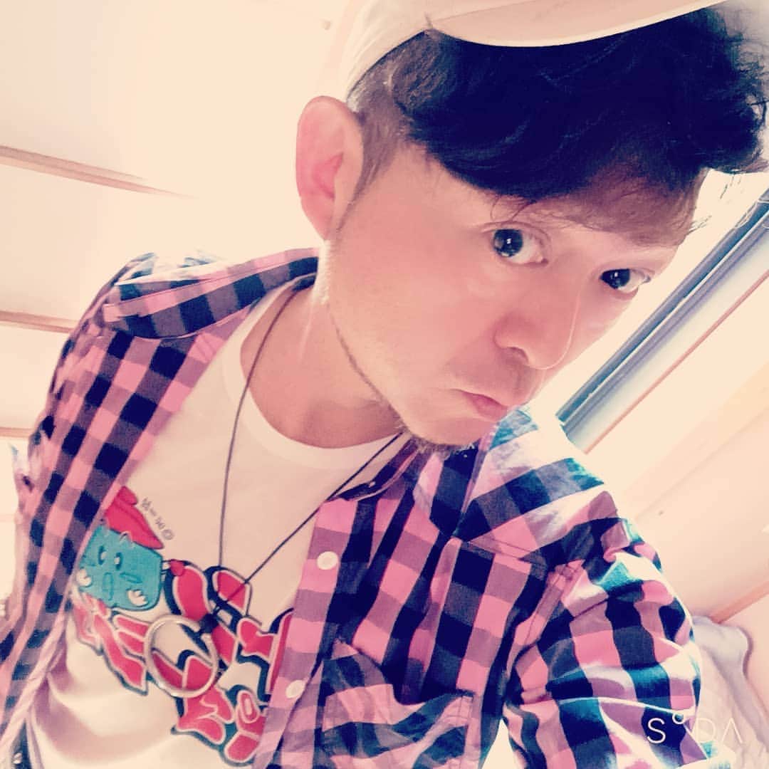 松本隆博のインスタグラム：「。 みなおはー  ポジティブですねぇ！と言われたが少し違うので指摘した。ネガティブだからポジティブを意識しているただそれだけー  さ、京都南丹市向かいます！ 明日は愛媛県松山市。 さ今日も1日感謝を伝えるLive やり切るのだ。  ～人生遊歩道～」