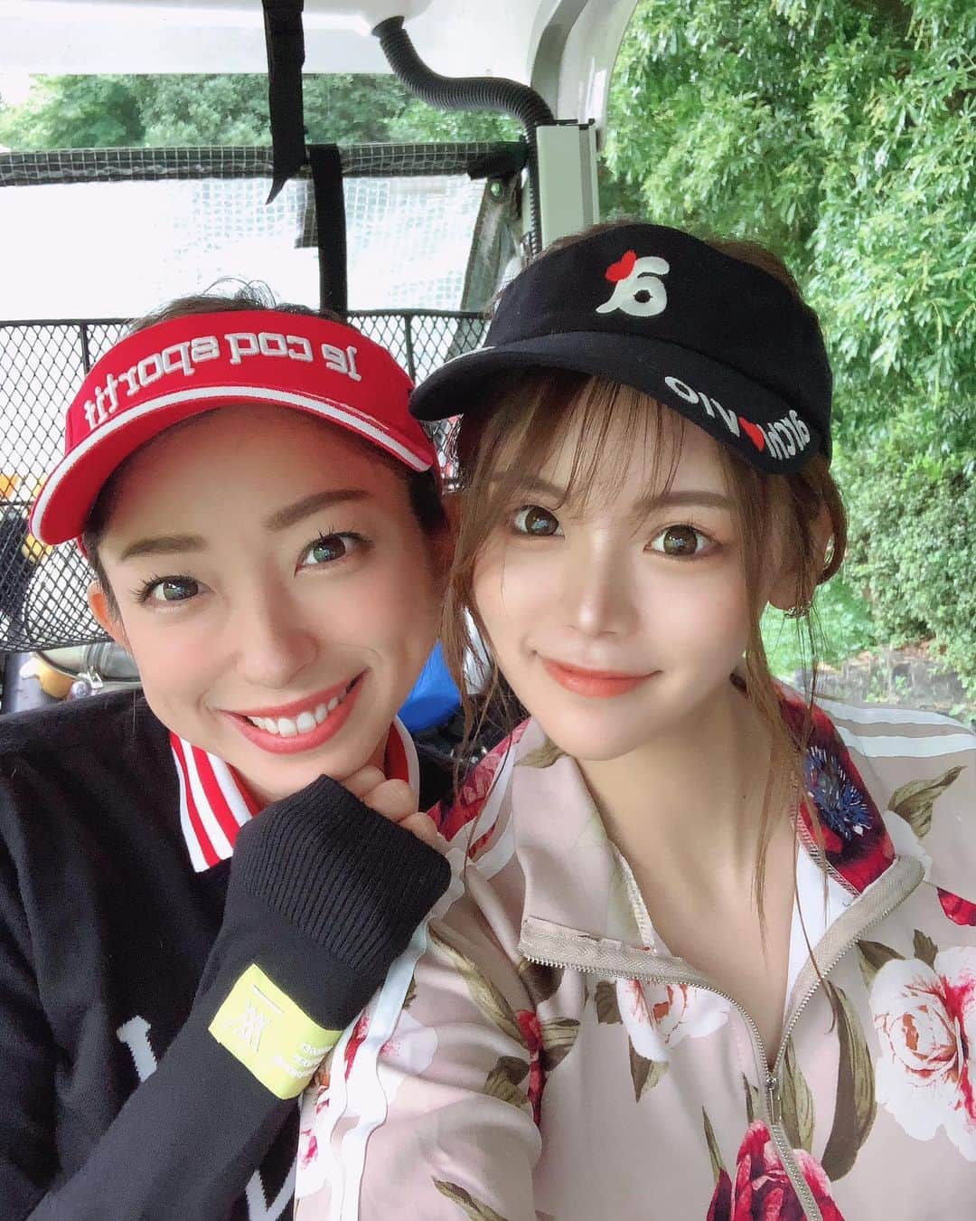 あやごるふのインスタグラム：「大好きなお姉ちゃんと👭❤️﻿ @rinrikagolf  ﻿ ﻿ 午前中は雨女理加が優勢だったけど﻿ 前半の終わりから止んできて﻿ 後半は晴れ女あやごるふの勝ち✌️🏆﻿ ﻿ あー楽しかった😊✨﻿ ﻿ 10/24に @smilegolf2018 さんの企画にて ついにりかあや姉妹が揃って登場します👭﻿ ご当選した参加される方々、お楽しみに〜😍﻿ ﻿ ﻿ ﻿ ﻿ ﻿ #golfnetwork #golf #golfswing #golfwang #reginagolf  #golfgirls #instagolf #golfstagram #ゴルフ #ゴルフ女子 #ゴルファー #ゴルフ好き #ゴルフ部 #ゴルフ動画 #ゴルフ練習 #ゴルフコーデ #골프 #ゴルフスイング #ゴルフ大好き #ゴルフ好きな人と繋がりたい #ゴルフばか #golflife #golfgirl #不動産投資 #골프 #골프웨어 #골프스타그램 #해외여행 #예쁘다 #다이어트」