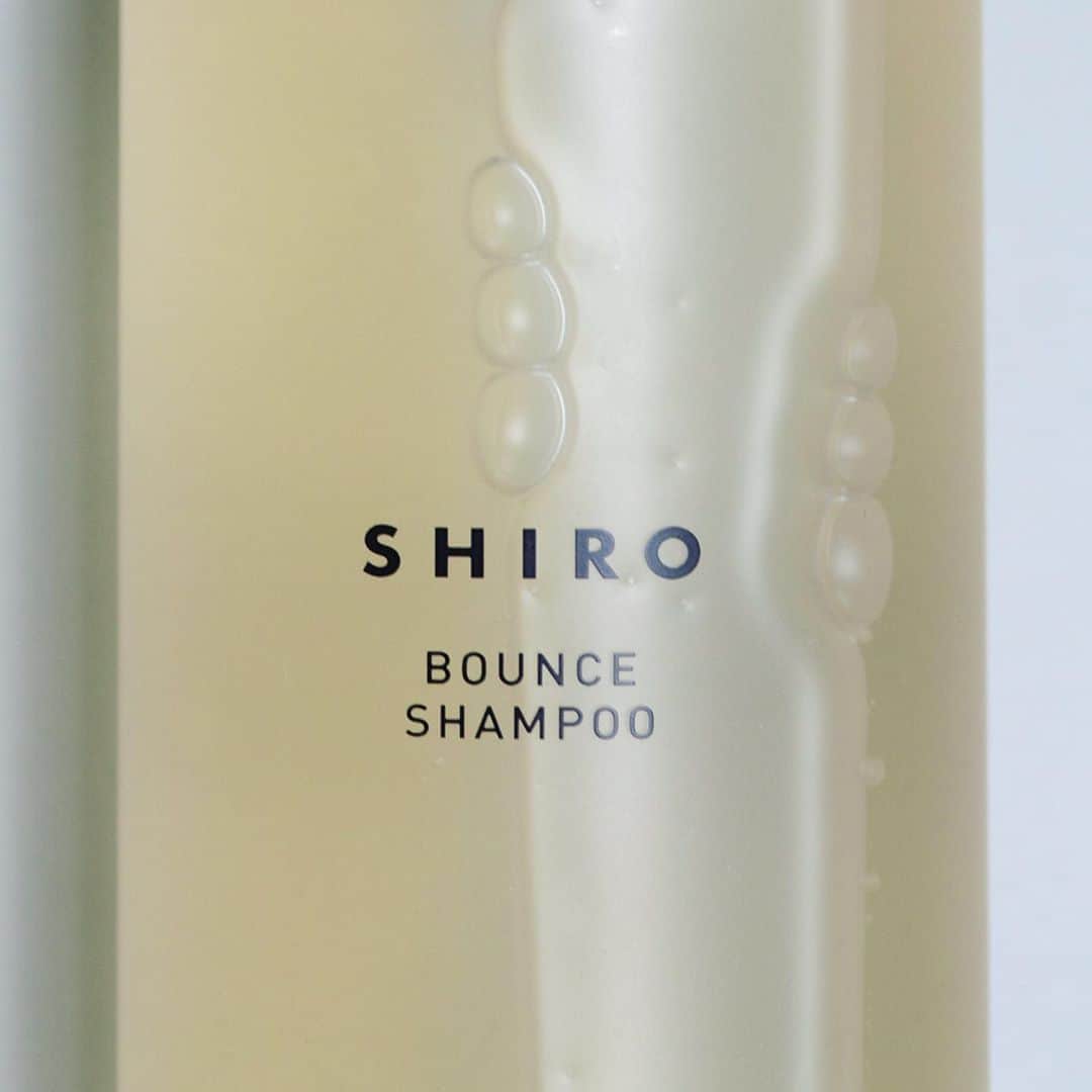 shiroさんのインスタグラム写真 - (shiroInstagram)「スキンケアと同じ発想で生まれたシャンプー＆コンディショナー。ふんわり仕上がる「酒かすシャンプー＆コンディショナー」はローズブーケの香り、しっとり仕上がる「がごめ昆布シャンプー＆コンディショナー」はチャクラーサナの香りです。  #SHIRO #haircare #shampoo #conditioner #ヘアケア #シャンプー #コンディショナー」10月3日 9時51分 - shiro_japan