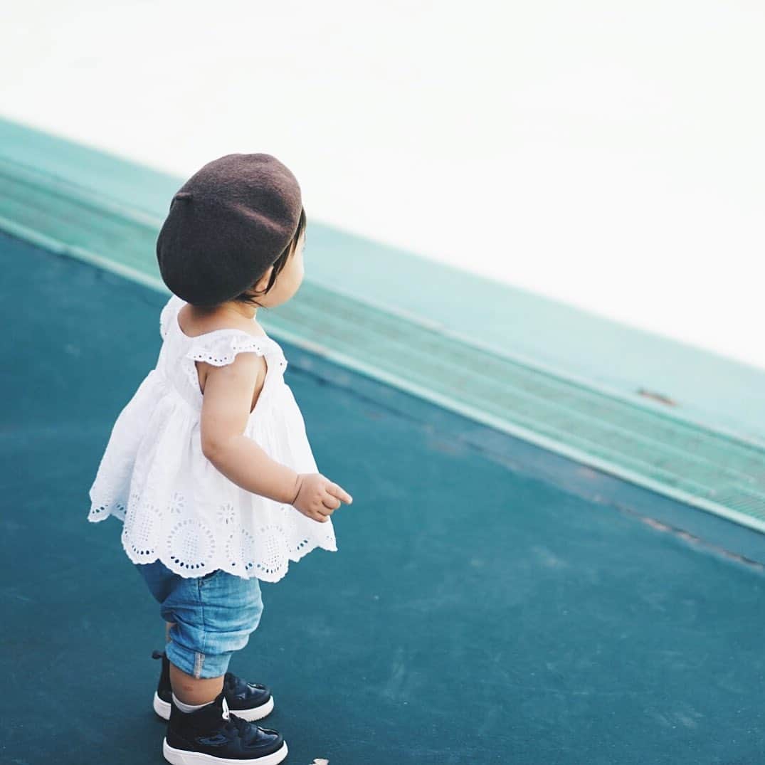 のインスタグラム：「昨日娘とお散歩してる時に出会った 見知らぬおばあちゃんが 「よく産まれてきてくれたね、 頑張ったね、ありがとう。」 と娘に声をかけてもらった。 あっという間に1年経ったけど 出産を頑張ったのは私よりも何より この子だったなぁ〜って 思い出しました。 こんな素敵な言葉をもらえて 幸せな気持ちになれたよ。 おばあちゃんも生まれてきてくれて ありがとう✨ 長生きしてくださいね☺️」