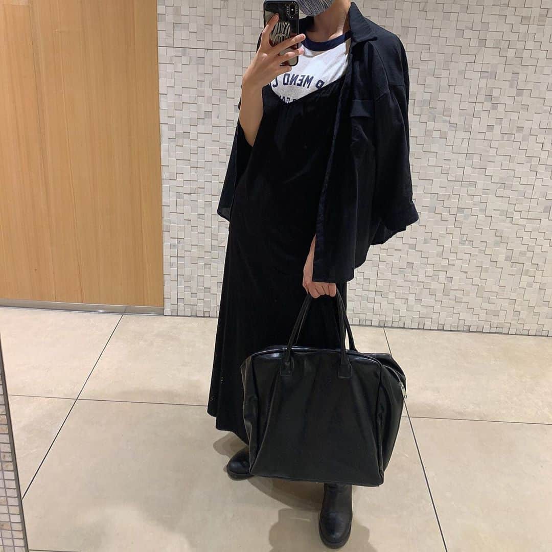 のインスタグラム：「最近更新サボっていたよ🙃🙃🙃 編集作業を一気にやらないでコツコツした方が大変じゃないかもって帰宅してから毎日少しずつするようになったらあっという間に夜になっちゃうなあって、そんなこんなで10月こんにちは。 あとね、最近のことといえば、 3年日記はじめた、ちゃんと手書き。 大体寝る前にベッドで書いてる笑 毎日数行だけど思ったこと書いてるんだあ🌾 #fashion #ootd#puu_fashion」