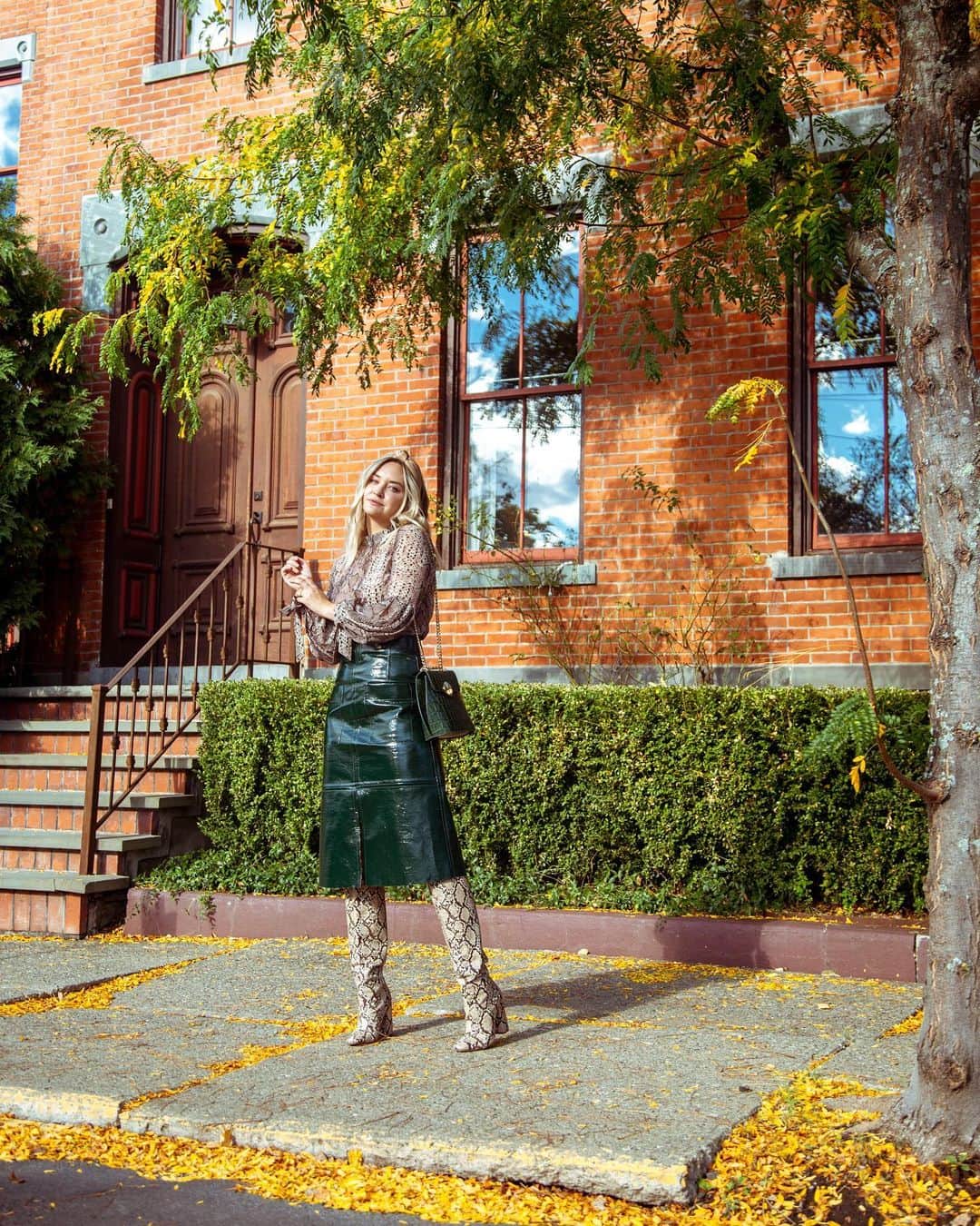 リズ・チェルカソワのインスタグラム：「Spending my first ever autumn in upstate New York in complete awe. Hudson is beautiful, but when the leaves start changing it’s pure magic.  This new life is not one I ever expected, but it feels right to me. The people I have met in this little town are the most genuine, kindhearted, and giving humans I have ever encountered. I am overflowing with gratitude for this new chapter. I don’t know what happens next, but I’m looking forward to whatever comes my way.」