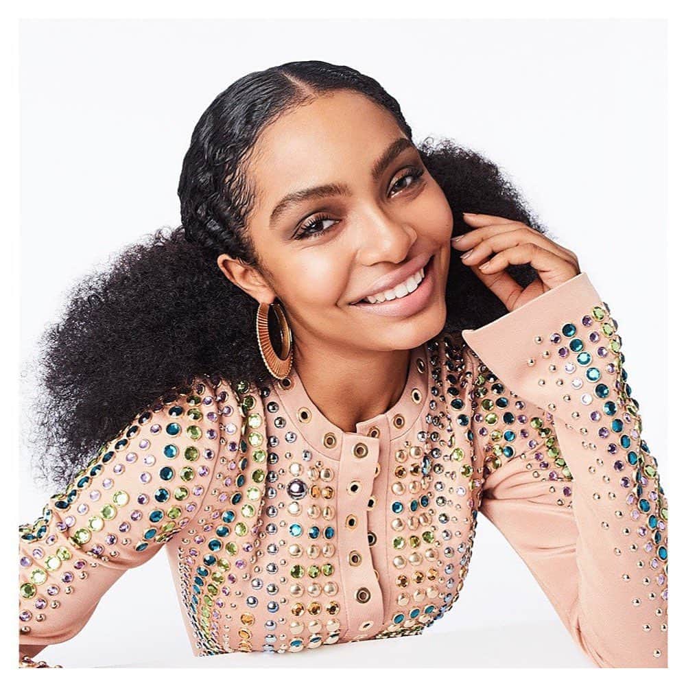 JO BAKERのインスタグラム：「Y A R A • S H A H I D I ✨ Smokies ‘n Smiles.... #yarashahidi  Missing days on set with my mate @nagi_sakai who shot this beautiful pic for  @vanityfair #makeup by me #jobakermakeupartist #worldsmileday #hair credit to be added!!!」