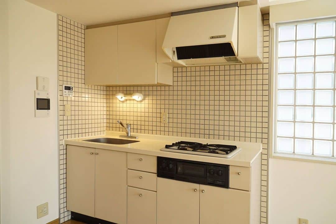 せたがやクラソンのインスタグラム：「『三茶で末広がり 606』﻿ ﻿ ・東急田園都市線三軒茶屋駅 徒歩1分 ・15.5万円・45.65㎡・1LDK ___________________________________________________________________﻿  田園都市線三軒茶屋駅、最寄りの出口を出たら家まで1分のお部屋をご紹介します。  末広がりな形の1LDK。 白いタイルの白いキッチンと、洋室の戸の白い格子がとても素敵です。  お部屋は角部屋、246と首都高でさぞかし騒がしいかと思いきや、そこはやはり6F＋二重サッシで音の問題はなし。バルコニーからの眺めも意外とイケてます。（銭湯の煙突が見えてるところがいいです）  そして4.5帖の洋室は絨毯敷き。こちらは窓なしでさらに静かな空間となっておりますので寝室にもってこい。  ▼この物件の詳細、﻿ そのほかのお部屋はプロフィールのリンクから﻿ @setagayakurasson﻿ ___________________________________________________________________﻿ ﻿ 「オンラインでお部屋探し」スタートしました！ ご相談お待ちしております。 ﻿ ﻿https://setagayakurasson.com/online _____________________________________________________________________﻿ ﻿ #せたがやクラソン #せたがやンソン #賃貸 #お部屋探し #オンラインお部屋探し #引っ越し #内見 #部屋 #ワンルーム #ひとり暮らし #ふたり暮らし #好きな街 #暮らしを楽しむ #キッチン #家具 #世田谷 #賃貸インテリア #リノベーション  #コンシェルジュ #世田谷のお部屋探し  #田園都市線 #世田谷線 #三軒茶屋  #三茶  #暮らしを楽しむ #キッチン #レトロ #駅近  #メトロタイル #都会で暮らす」