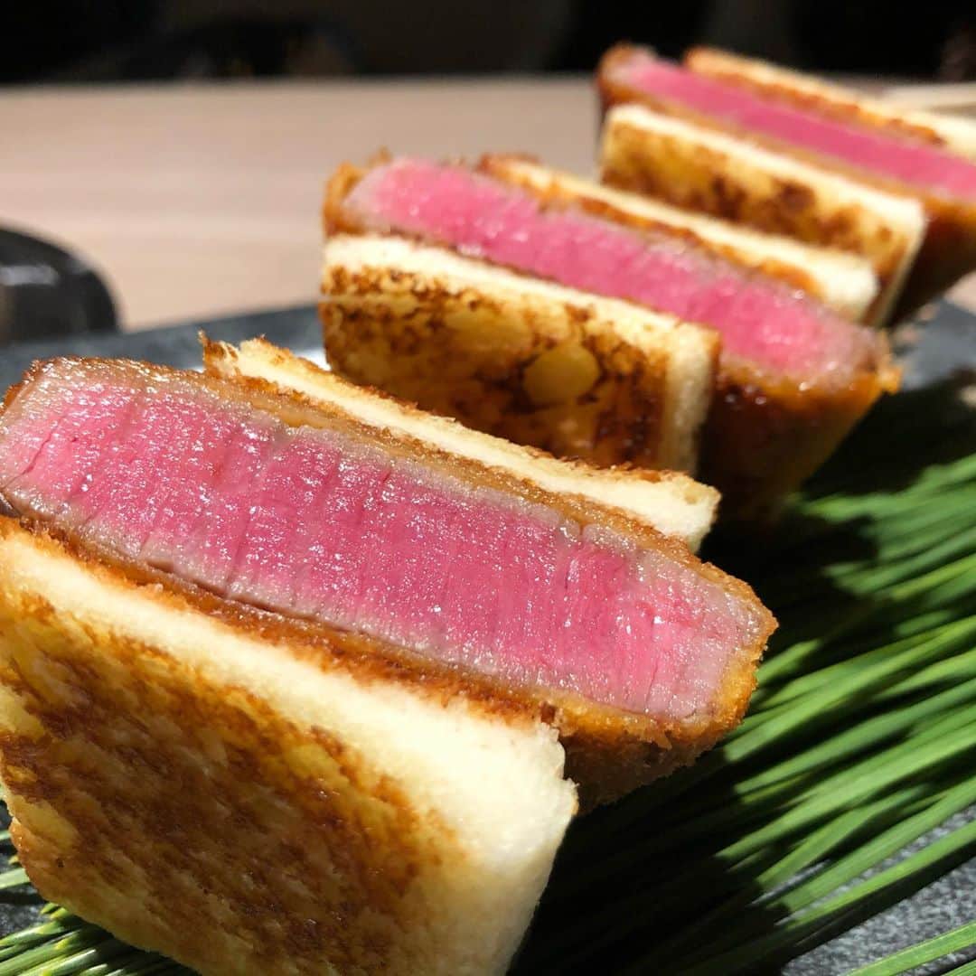 東京肉レポートさんのインスタグラム写真 - (東京肉レポートInstagram)「「うし松」のメニューの中ではこのカツサンドは相当好き😙バターが強めに効いてカリッと焼かれたトーストと、絶妙な火入れのヒレカツの組み合わせは間違い無いですね！  価格帯： 15,000円〜20,000円 オススメメニュー：カツサンド、ハラミ、熟成タン塩  “Ushimatsu” offers Wagyu x Matsutake mushroom course for a limited time only. The mariage reminds us of Wagyu as a ingredient especially matches for Japanese cuisine !  #うし松 #西麻布 #西麻布グルメ #肉割烹 #焼肉 #ステーキ #ユッケ #すき焼き #肉 #和牛 #牛 #グルメ #東京肉レポート #肉レポ #ushimatsu #nishiazabu #hamburger #yakiniku #wagyu #beef #steak #instafood #food #foodie #barbecue #bbq #tokyo #tokyo_wagyu_report」10月3日 10時12分 - tokyo_wagyu_report