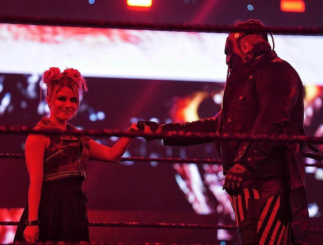 WWEさんのインスタグラム写真 - (WWEInstagram)「What are we witnessing with @alexa_bliss_wwe_ & #TheFiend?! #SmackDown」10月3日 10時16分 - wwe