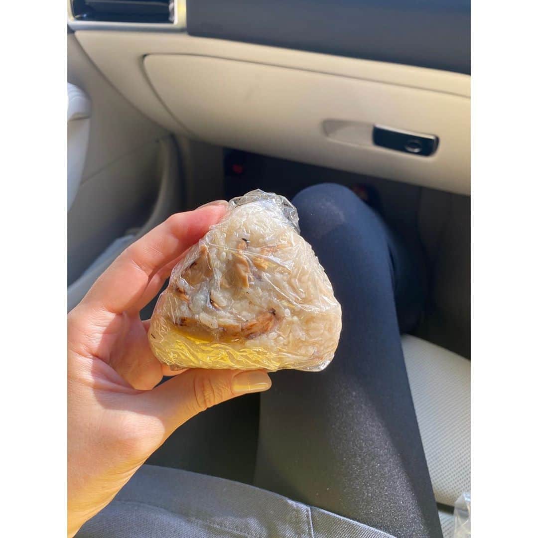 のインスタグラム：「松茸☺︎☺︎☺︎ いただきものの松茸で松茸ごはん おにぎりにして行ってきます☺︎ ちょうど😊みたい 笑 #松茸ごはん #松茸おにぎり #松茸 #ゴルフ 行ってきまーす⛳️☺︎」