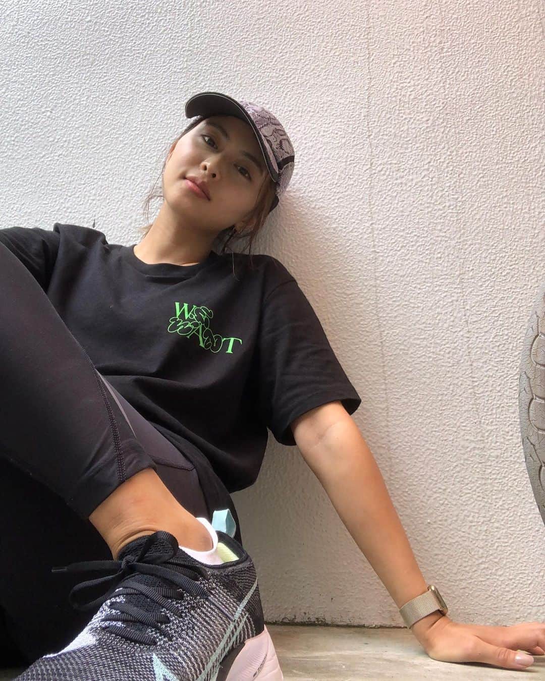のインスタグラム：「この、一年で最も走ってて気持ち良い最高の時期に足をくじいて(ラン中ではなく、何でもない時に)少しの間ランおあずけ…😭つらすぎ… 何事も健康第一です。 @wewantjp のサイトに、私がラン用に作ったミックスがアップされています。気持ちよくスタートしてアゲてく1時間、10kmくらいかな！Soundcloudなので何のアプリも入れずに再生できます。DJのみなさんによるRUN MIXがたくさんアップされてるので、是非聴きながら走ってみてね！ 写真は最近12km走った時のギア👟⌚️👕 よく聞かれる、走ってるのイヤホンは @jaybirdsport 。 フィット力は抜群、音も良い感じ！」
