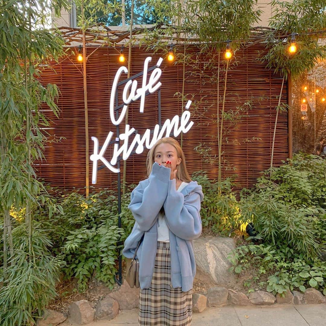 キム・ダヘのインスタグラム：「여러분 추석연휴 잘 보내고 계신가요!! 😍  다름이 아니라 10/5 니트집업 50명 선출고 명단에 있는분들 발송될예정인데, 그 중 여러컬러주문했는데 한컬러만 선출고에 드신분들이 있으실거에요!!  배송비 추가로 내고 선출고해당컬러 먼저 받으실분들은 블로그 글에 성함 연락처 남겨주시면 금액, 계좌안내드릴게요! 블로그 들어오시면 제일 최신글입니다 👀  남은 연휴 즐겁게 보내셔요💛💛💛」