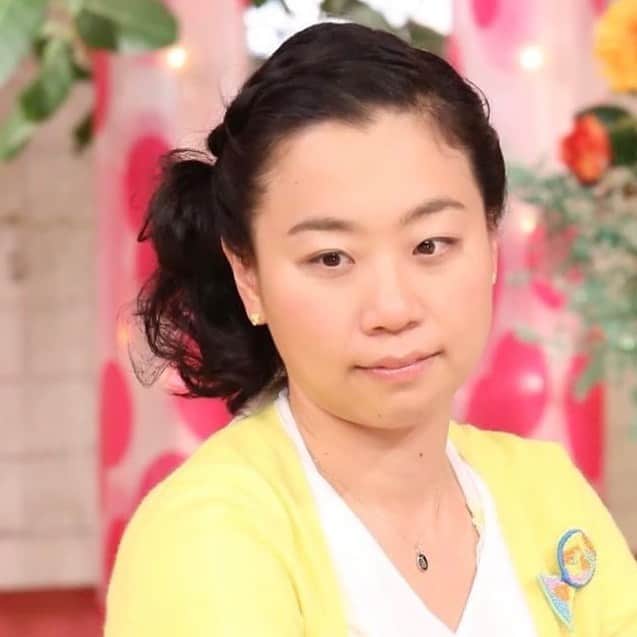 のインスタグラム：「いとうあさこさん  #ターゲットがレジを通りすぎるまで待つ万引きＧメン  #配信を切り忘れ素顔を晒していることに気付いた瞬間のVtuber  #旅行先の写真全部このポーズ  #ブーケトスの時さりげなく良いポジションに肩から入っていく新婦の親友  #楽屋挨拶する女優の後ろに立って目で威圧して来るマネージャー  #朝礼で働きアリが静かになるまで待つ女王アリ  #戦いの前に呼吸を整える烈海王  #世界中の笑いに愛されるお姉さん  日テレ「メレンゲの気持ち」さんありがとうございました！」