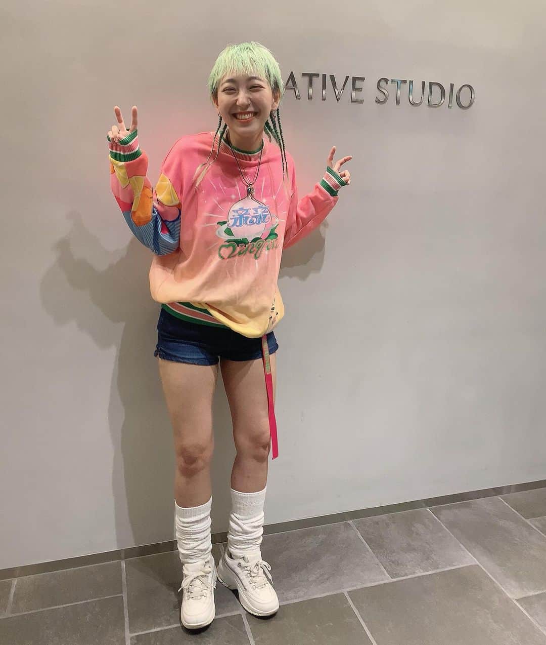 あっこのインスタグラム：「Zoom galsでみんなでピンク着よってなってもってなかったからタジハルに服借りた💘💘💘」
