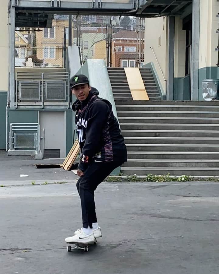 ナイジャ・ヒューストンのインスタグラム：「iPhone angle. True happiness after rolling away from a trick like this🙌🏽」