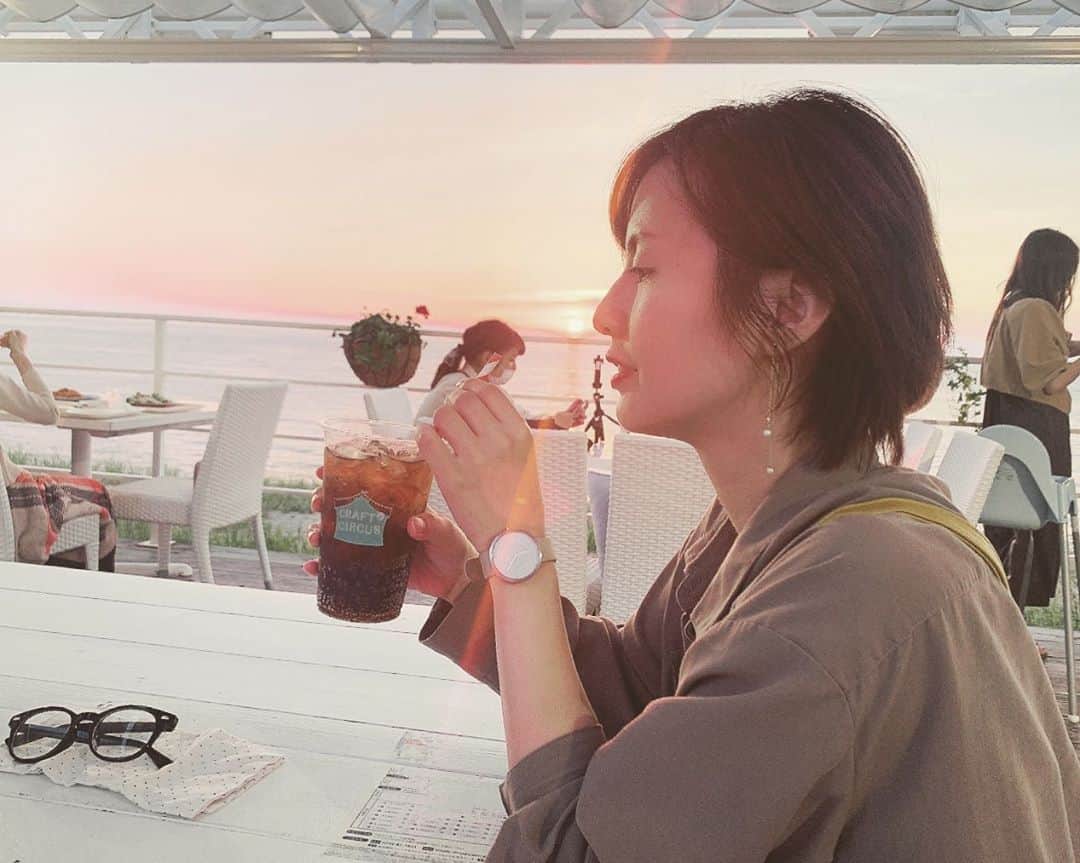 のインスタグラム：「今日は今日しかないって気づくと 1日が凄く大切に思えてくるね🌸  今日も素敵な1日を作ろう✐☡  #浜田真衣 #monaカフェ #instapic #instalike #instagood #japanese  #snuset #海好きな人と繋がりたい」