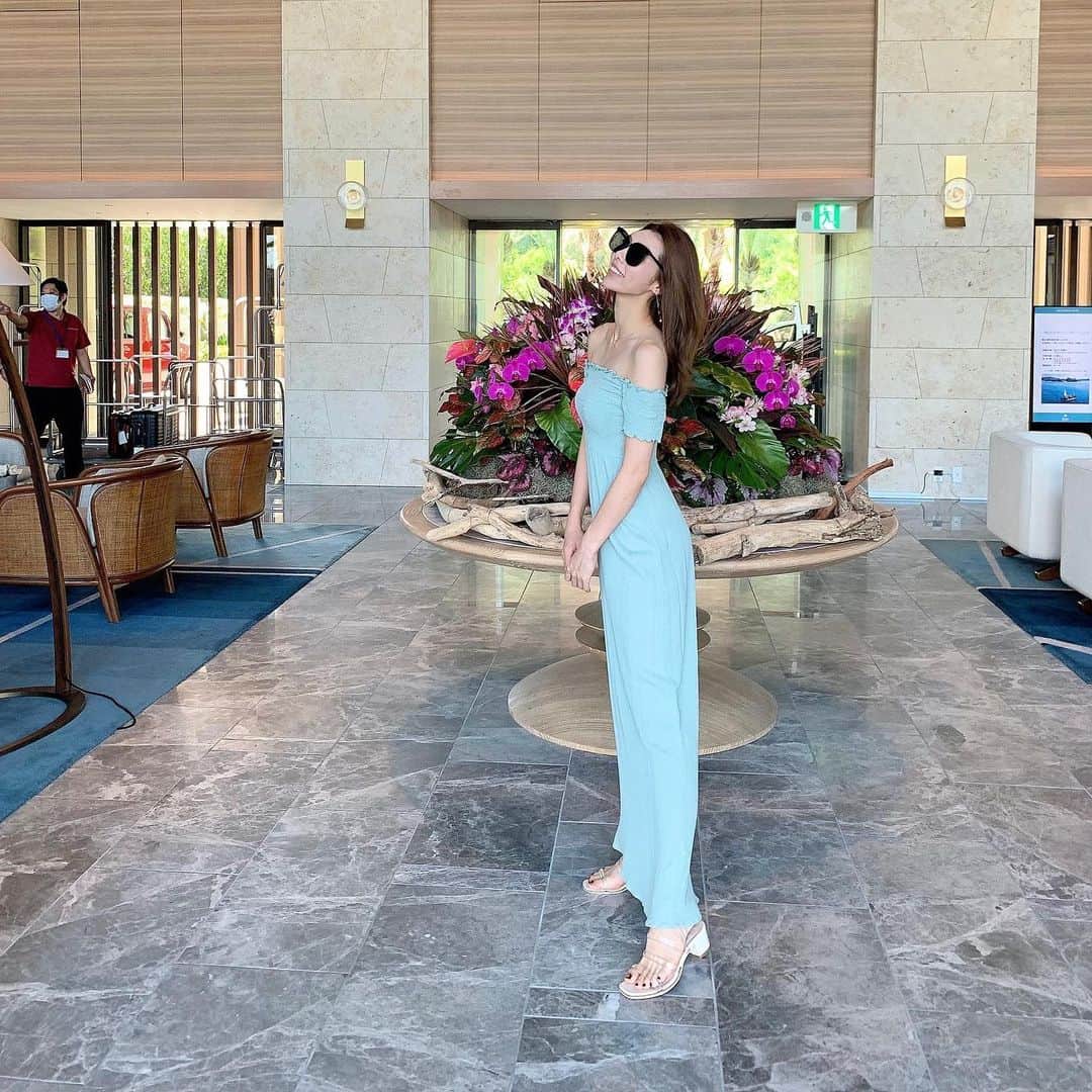 YOUのインスタグラム：「morning🧚🏻‍♀️  ゴーヤのスムージーがすごく美味しかったの🤤 沖縄では何も気にせずに沢山食べたのでしっかり調整して身体作りしていきまーす🏋🏼‍♂️💕  #halekulani#halekulaniokinawa  #ハレクラニ沖縄#ハレクラニ」