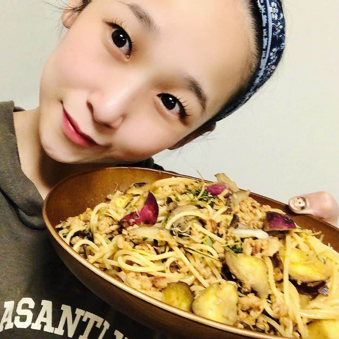 世手子さんのインスタグラム写真 - (世手子Instagram)「It's like meat!🍗 Enjoyed autumn with delicious soy meat🍠 I cooked sweet potatoes that my father made🍳 https://asuomoi.stores.jp/items/5eb88edf34ef016870cfb9e1 @towakanbutu #大豆ミート で #雲丹味噌パスタ 作った（＾ν＾） 父が作った #さつまいも と共に #秋の味覚 (*☻-☻*) #まるでお肉 ！！ お湯で戻すんだけど結構な量になるので罪悪感なく沢山たべれちゃう✨✨ #ダイエット にぴったりだー！ これだけあれば一週間ぐらい家族で過ごせる！ 家計にも優しいお肉だっっ #藤和乾物 #明日想い #towamanチャンネル #大豆のお肉 #ビーガン料理 #高たんぱく質メニュー #pr #トリドリベース」10月3日 10時38分 - rojide