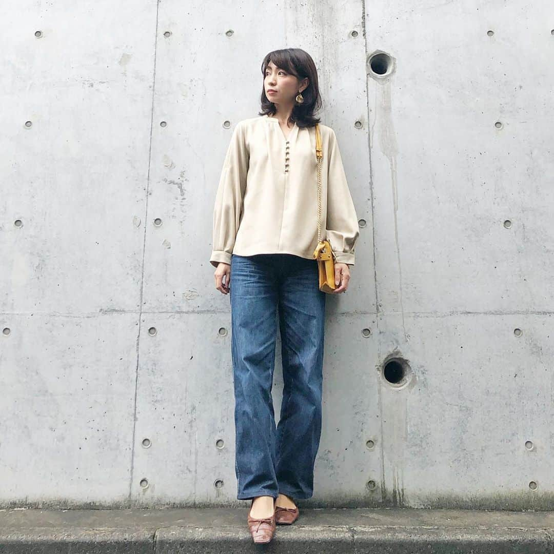 筧沙奈恵さんのインスタグラム写真 - (筧沙奈恵Instagram)「beige×yellow ・ シンプルなデニムコーデですが、バルーン袖にくるみボタンでデザイン性のあるトップスがポイント😌 ・ トップスのくすみのあるベージュ、バッグのマスタードイエロー、靴のブラウンなど、全体的にイエベ秋の得意色でまとめています🍁 ・ #tops #TONAL #トーナル #pants #UNIQLO #ユニクロ #shoes #daniellaandgemma #ダニジェマ #pierce #shoplist  #ショップリスト ・  #ママコーデ　#ママファッション #パンツコーデ　#秋コーデ　#デニムコーデ　#イエベ秋コーデ　#パーソナルカラー　#パーソナルカラー診断　#イエベ秋　#骨格診断　#骨格診断ナチュラル　#アラサーコーデ　#30代コーデ #ワイドフィットカーブジーンズ」10月3日 10時49分 - sanaekakei