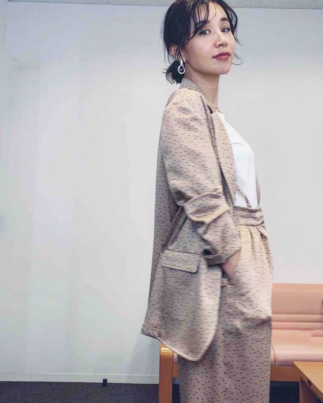 鈴木紗理奈さんのインスタグラム写真 鈴木紗理奈instagram Allureville Official の着ていて気持ちい テロテロのセットアップ をサラッとヘインズの白t1枚で 着ていて気持ちのいい服 というのが わたしの服選びのポイントでもあるよ 重たい生地や肌触りの悪い