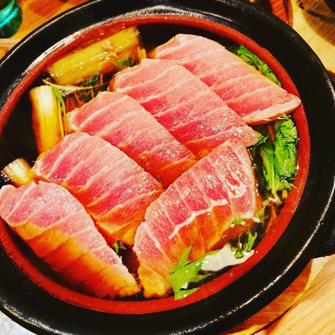 魚金さんのインスタグラム写真 - (魚金Instagram)「今日もいい天気に恵まれて何よりです！  8月をもって閉店致しましたビストロ吉祥寺ですが… お陰様で本日マグロ食堂として生まれ変わりました！！ 本鮪も長崎、三陸、ボストンやNZのインドマグロ、や本鮪のアラや中骨…大間の本鮪の頰肉、バチマクロや脂ノリノリ南太平洋のインドマグロ、マルタ島の本鮪などなど市場でかき集めてみました。今一度吉祥寺の町に愛されるべく魚金本気のお店作りを楽しんで頂ければ嬉しいです。 めでたいイベントでランチ500円〜提供致します！ 骨太な魚金クラフトビールも提供致してますので合わせて楽しんで欲しいです 又駅前の吉祥寺魚金と共に15時以降神泡プレモル90円のイベントもやってます！  えっ…遠い…って思われたお客様には是非先週オープン致しました銀座五丁目のチアーズでもランチ500円〜と15時以降神泡プレモル90円のイベントやっていますので是非お問い合わせお待ちしています。 詳しくは弊社ホームページをご参考して下さい。  今後も魚金は皆さまにとにかく旨い物食べて良い酒楽しんで頂ける様日々心して豊洲市場より買い付けて参りますので宜しくお願い致します。  仕入部　片之坂 #まぐろ#新橋#玉子#居酒屋#銀座#京橋#マグロ#海鮮丼#刺身#吉祥寺#オイスター#池袋#ビール#魚金醸造スタンド #刺身盛り合わせ#宝石#渋谷#魚好きと繋がりたい #レモンサワー#カニ#神楽坂#横浜グルメ#飲酒タグラム#野菜たっぷり#日本酒好きな人と繋がりたい #クラフトビール#お寿司#おでん#yummy」10月3日 10時50分 - uokin_koho