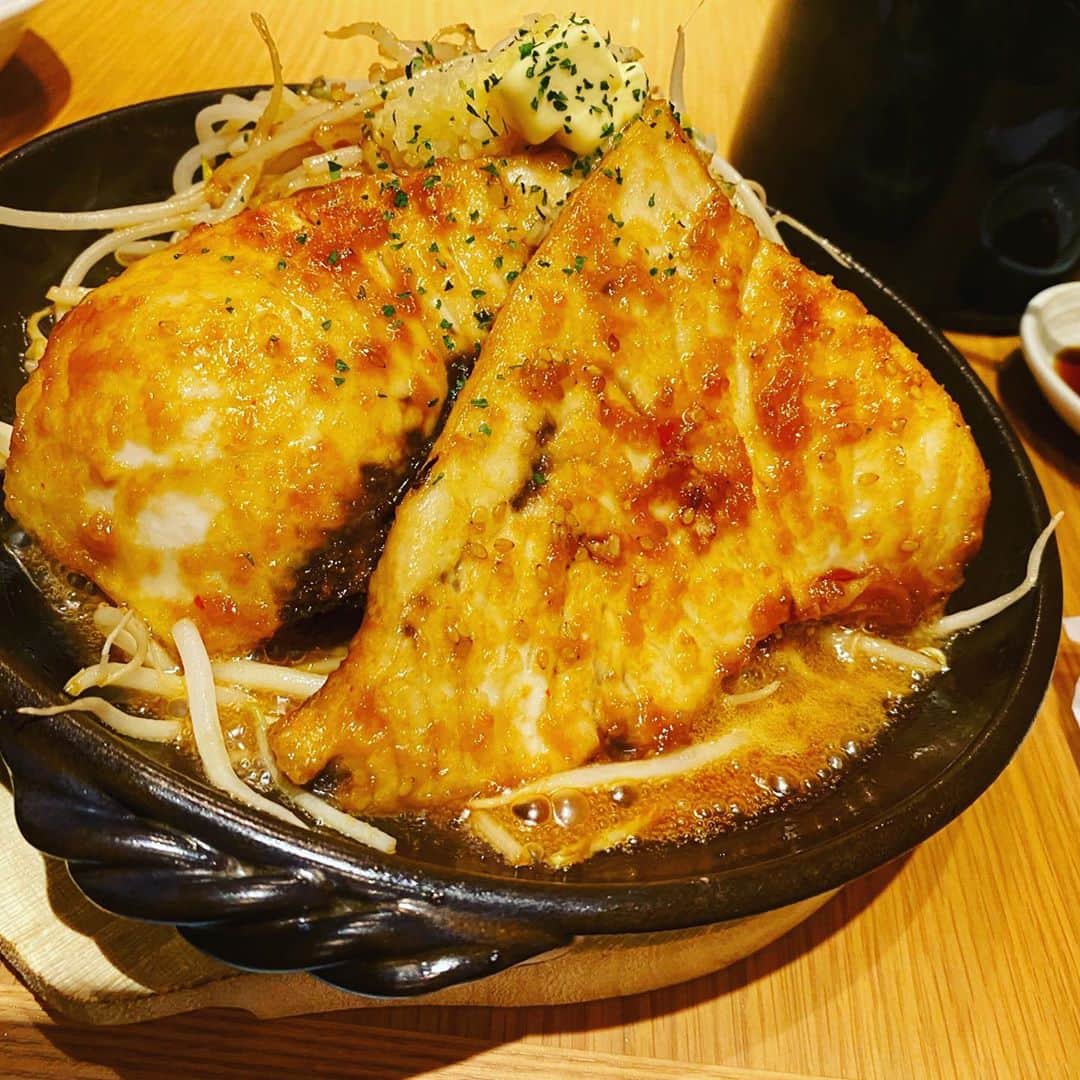 魚金さんのインスタグラム写真 - (魚金Instagram)「今日もいい天気に恵まれて何よりです！  8月をもって閉店致しましたビストロ吉祥寺ですが… お陰様で本日マグロ食堂として生まれ変わりました！！ 本鮪も長崎、三陸、ボストンやNZのインドマグロ、や本鮪のアラや中骨…大間の本鮪の頰肉、バチマクロや脂ノリノリ南太平洋のインドマグロ、マルタ島の本鮪などなど市場でかき集めてみました。今一度吉祥寺の町に愛されるべく魚金本気のお店作りを楽しんで頂ければ嬉しいです。 めでたいイベントでランチ500円〜提供致します！ 骨太な魚金クラフトビールも提供致してますので合わせて楽しんで欲しいです 又駅前の吉祥寺魚金と共に15時以降神泡プレモル90円のイベントもやってます！  えっ…遠い…って思われたお客様には是非先週オープン致しました銀座五丁目のチアーズでもランチ500円〜と15時以降神泡プレモル90円のイベントやっていますので是非お問い合わせお待ちしています。 詳しくは弊社ホームページをご参考して下さい。  今後も魚金は皆さまにとにかく旨い物食べて良い酒楽しんで頂ける様日々心して豊洲市場より買い付けて参りますので宜しくお願い致します。  仕入部　片之坂 #まぐろ#新橋#玉子#居酒屋#銀座#京橋#マグロ#海鮮丼#刺身#吉祥寺#オイスター#池袋#ビール#魚金醸造スタンド #刺身盛り合わせ#宝石#渋谷#魚好きと繋がりたい #レモンサワー#カニ#神楽坂#横浜グルメ#飲酒タグラム#野菜たっぷり#日本酒好きな人と繋がりたい #クラフトビール#お寿司#おでん#yummy」10月3日 10時50分 - uokin_koho