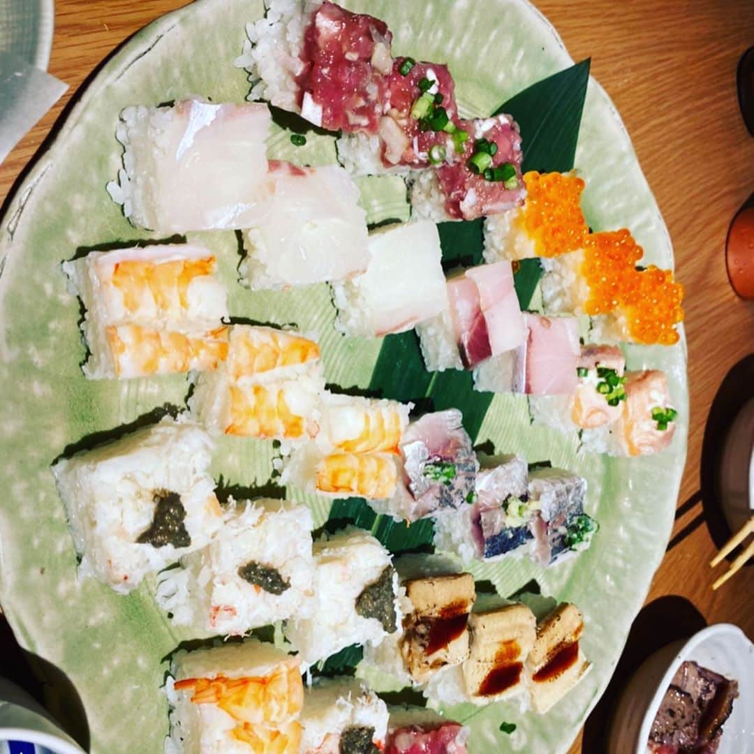のインスタグラム：「今日もいい天気に恵まれて何よりです！  8月をもって閉店致しましたビストロ吉祥寺ですが… お陰様で本日マグロ食堂として生まれ変わりました！！ 本鮪も長崎、三陸、ボストンやNZのインドマグロ、や本鮪のアラや中骨…大間の本鮪の頰肉、バチマクロや脂ノリノリ南太平洋のインドマグロ、マルタ島の本鮪などなど市場でかき集めてみました。今一度吉祥寺の町に愛されるべく魚金本気のお店作りを楽しんで頂ければ嬉しいです。 めでたいイベントでランチ500円〜提供致します！ 骨太な魚金クラフトビールも提供致してますので合わせて楽しんで欲しいです 又駅前の吉祥寺魚金と共に15時以降神泡プレモル90円のイベントもやってます！  えっ…遠い…って思われたお客様には是非先週オープン致しました銀座五丁目のチアーズでもランチ500円〜と15時以降神泡プレモル90円のイベントやっていますので是非お問い合わせお待ちしています。 詳しくは弊社ホームページをご参考して下さい。  今後も魚金は皆さまにとにかく旨い物食べて良い酒楽しんで頂ける様日々心して豊洲市場より買い付けて参りますので宜しくお願い致します。  仕入部　片之坂 #まぐろ#新橋#玉子#居酒屋#銀座#京橋#マグロ#海鮮丼#刺身#吉祥寺#オイスター#池袋#ビール#魚金醸造スタンド #刺身盛り合わせ#宝石#渋谷#魚好きと繋がりたい #レモンサワー#カニ#神楽坂#横浜グルメ#飲酒タグラム#野菜たっぷり#日本酒好きな人と繋がりたい #クラフトビール#お寿司#おでん#yummy」