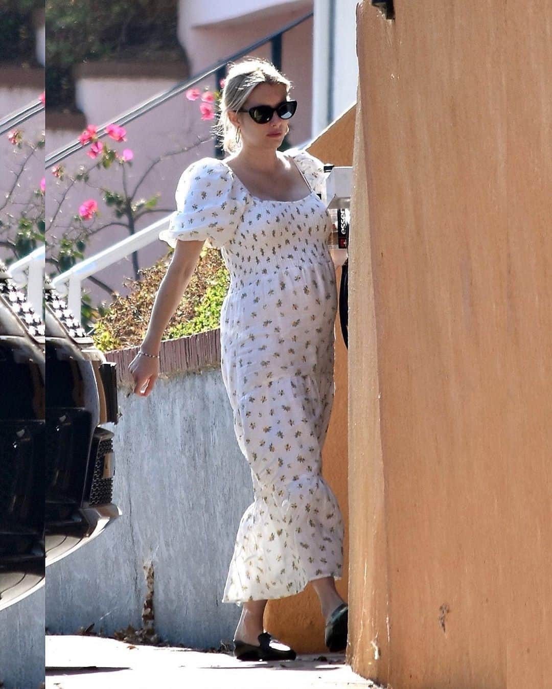Just Jaredさんのインスタグラム写真 - (Just JaredInstagram)「Emma Roberts shows off her growing baby bump in a lovely flowing dress while heading to a friends home in LA #EmmaRoberts Photos: Backgrid」10月3日 10時51分 - justjared