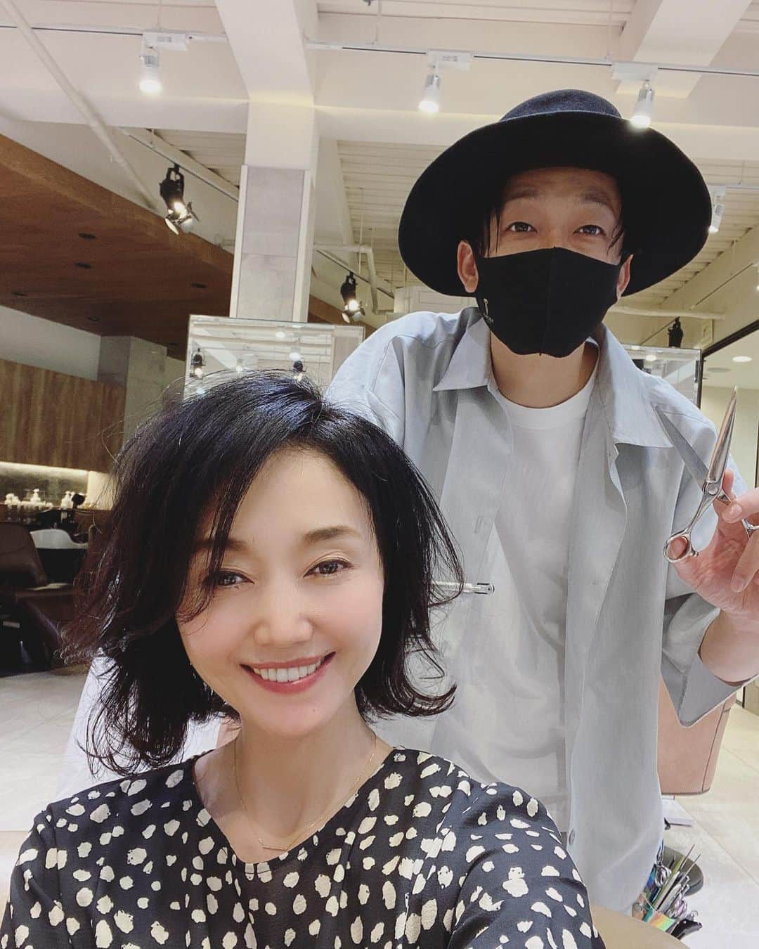 織香さんのインスタグラム写真 - (織香Instagram)「・ ヘアカット✂️短くして気分サッパリ✨ 香衣ちゃん@kaefujimori がソフトウルフにしてて😍私も真似してウルフしてみたいな〜って小林さんにお願いしたら、無理なく上品🐺に仕上げてくれた😊❤️ ＃アンドストーリーズ表参道 #小林さん ＃天才 ＃ソフトウルフ ＃ヘアカット ＃気分転換 ＃水玉ワンピ ＃yourari#omotesando」10月3日 10時51分 - orikagram